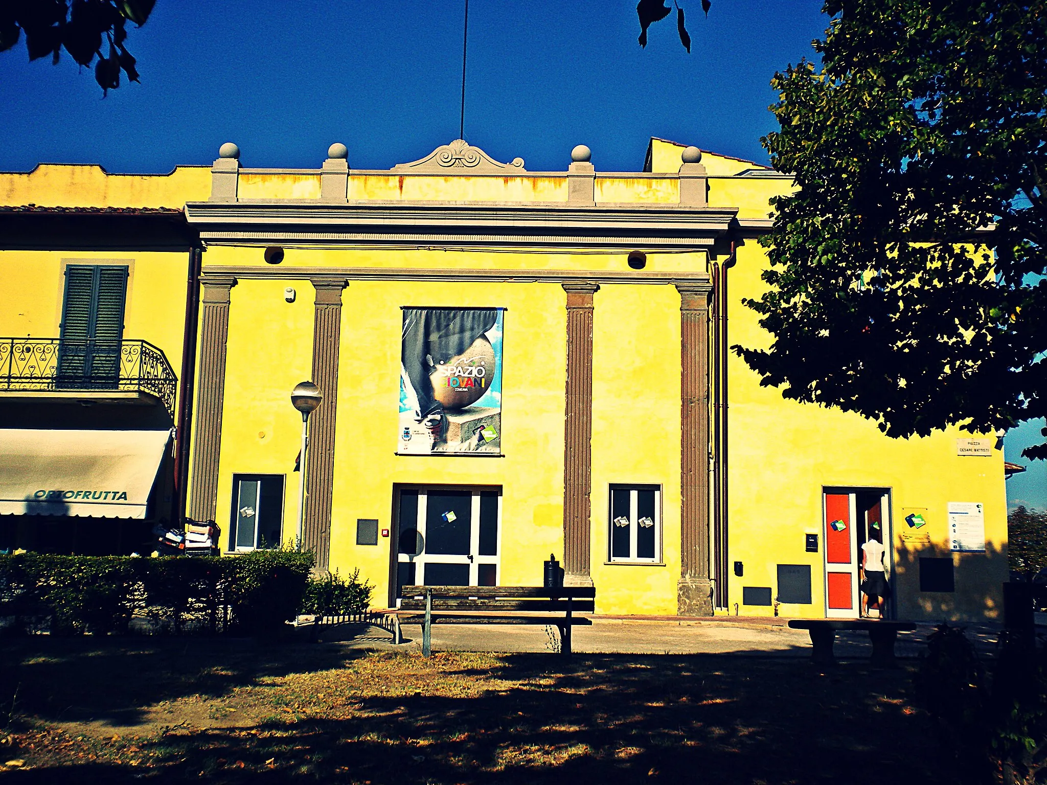 Photo showing: Spazio Giovani Comeana, piazza Cesare Battisti, Comeana