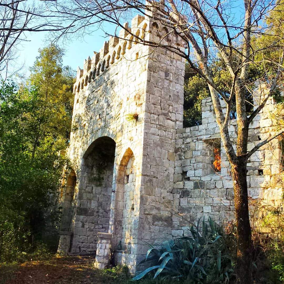 Photo showing: Villa Le Falle, porta di accesso al finto borgo medievale