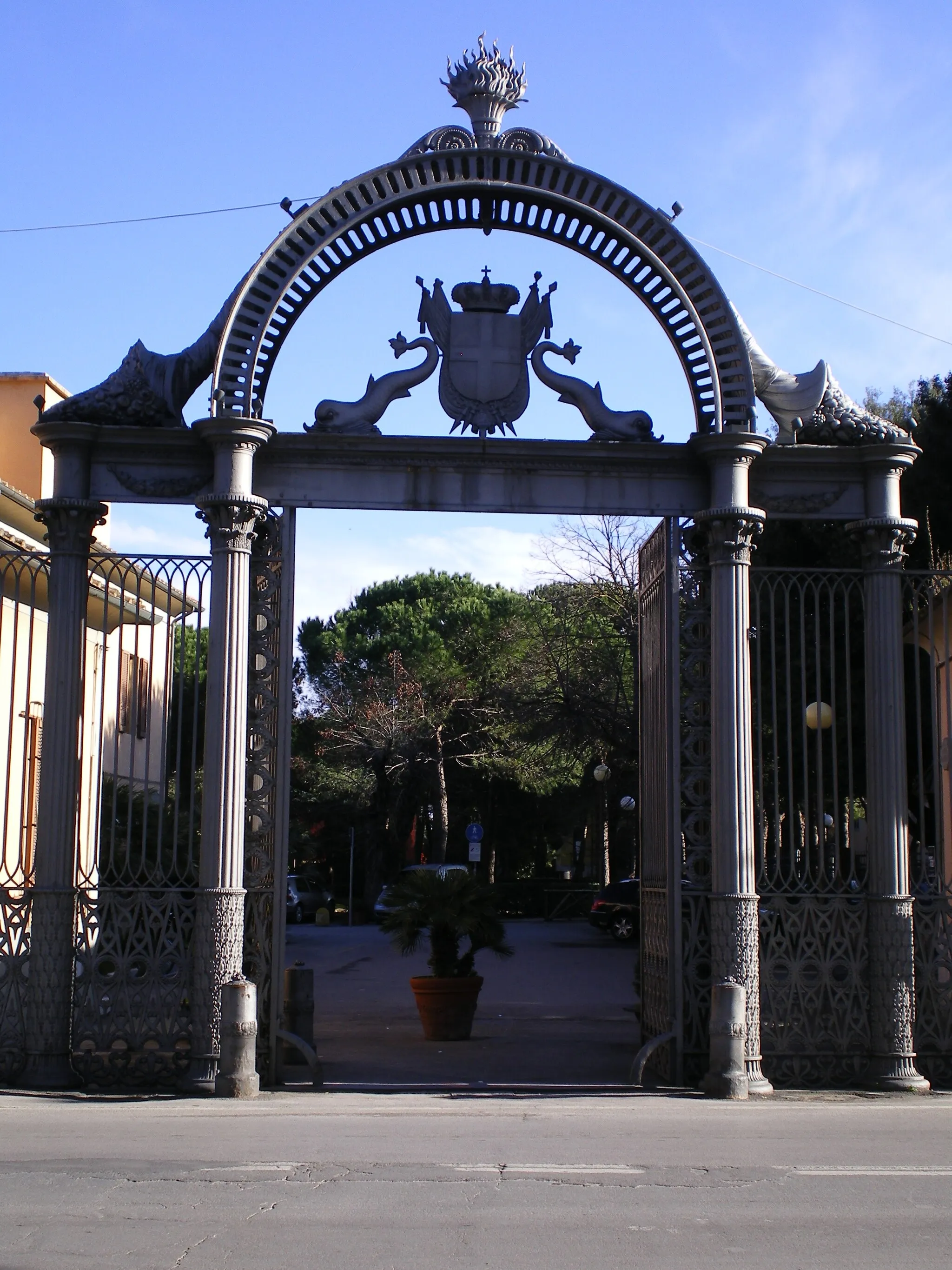 Photo showing: Cancello in Ghisa, Follonica