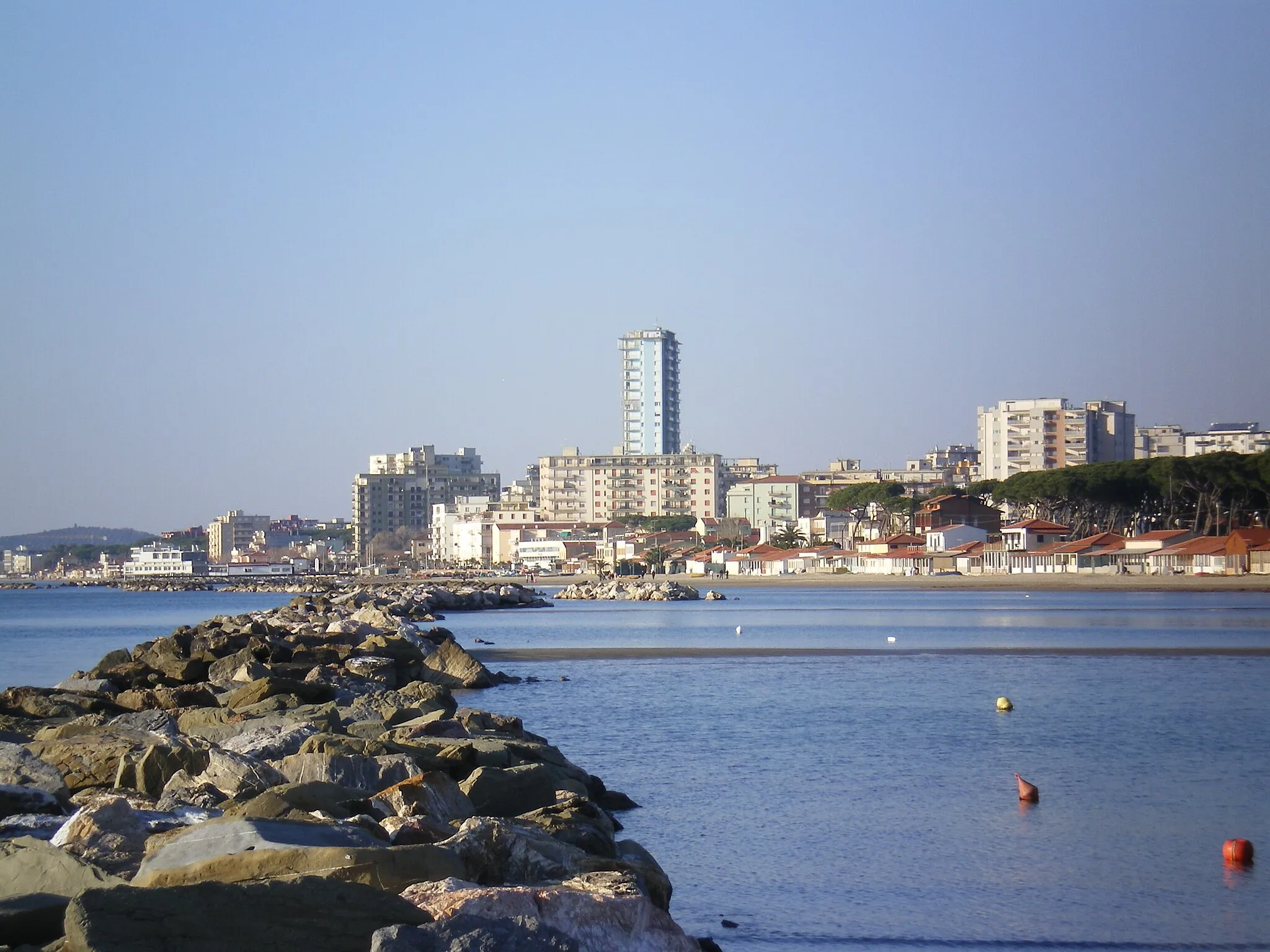Photo showing: Vista di Follonica dalla Spiaggia di Levante, Senzuno