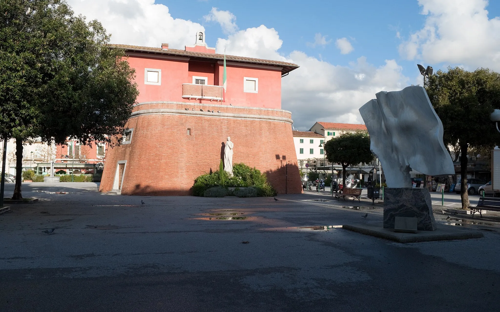 Photo showing: Vista del Fortino di Forte dei Marmi, lato Ovest, con scultura di arte moderna.