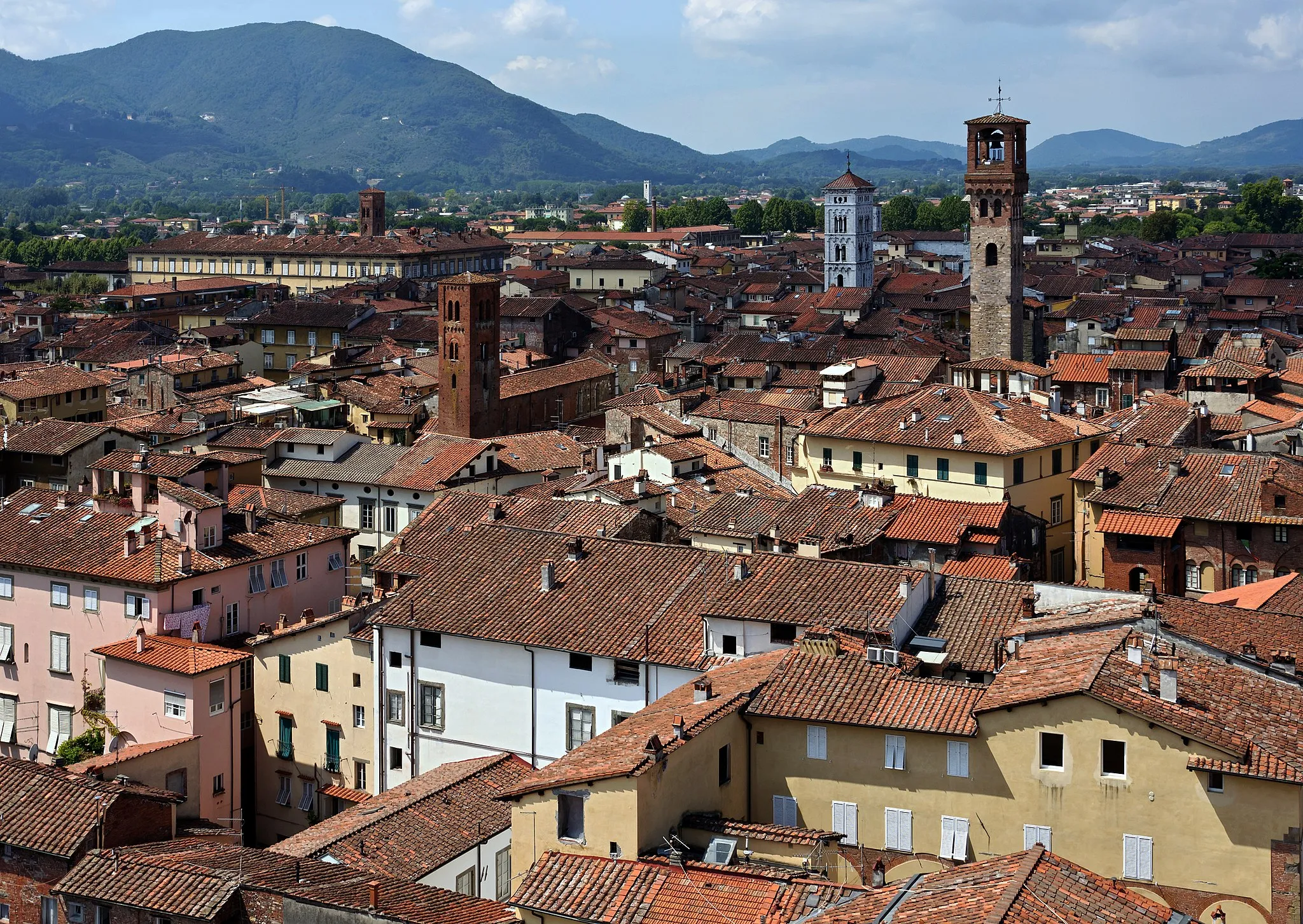 Photo showing: Lucca, Tuscany, Italy, seen from the Torre Guinigi. On this view, one can see in particular the church of San San Giusto, the campanile of San Michele in Foro and the Torre delle Ore.