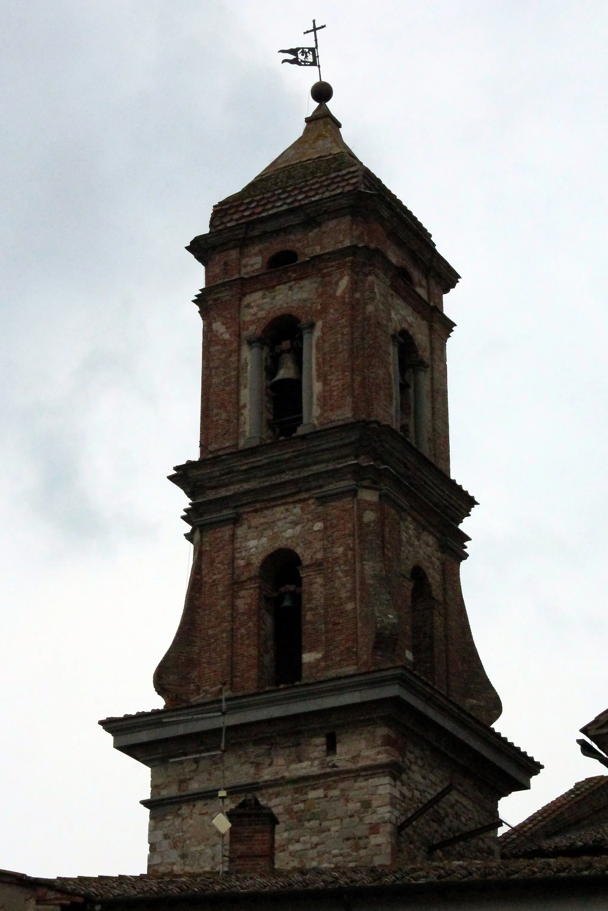 Photo showing: Campanile of the Church San Michele, City Center of Lucignano, Valdichiana, Province of Arezzo, Tuscany, Italy