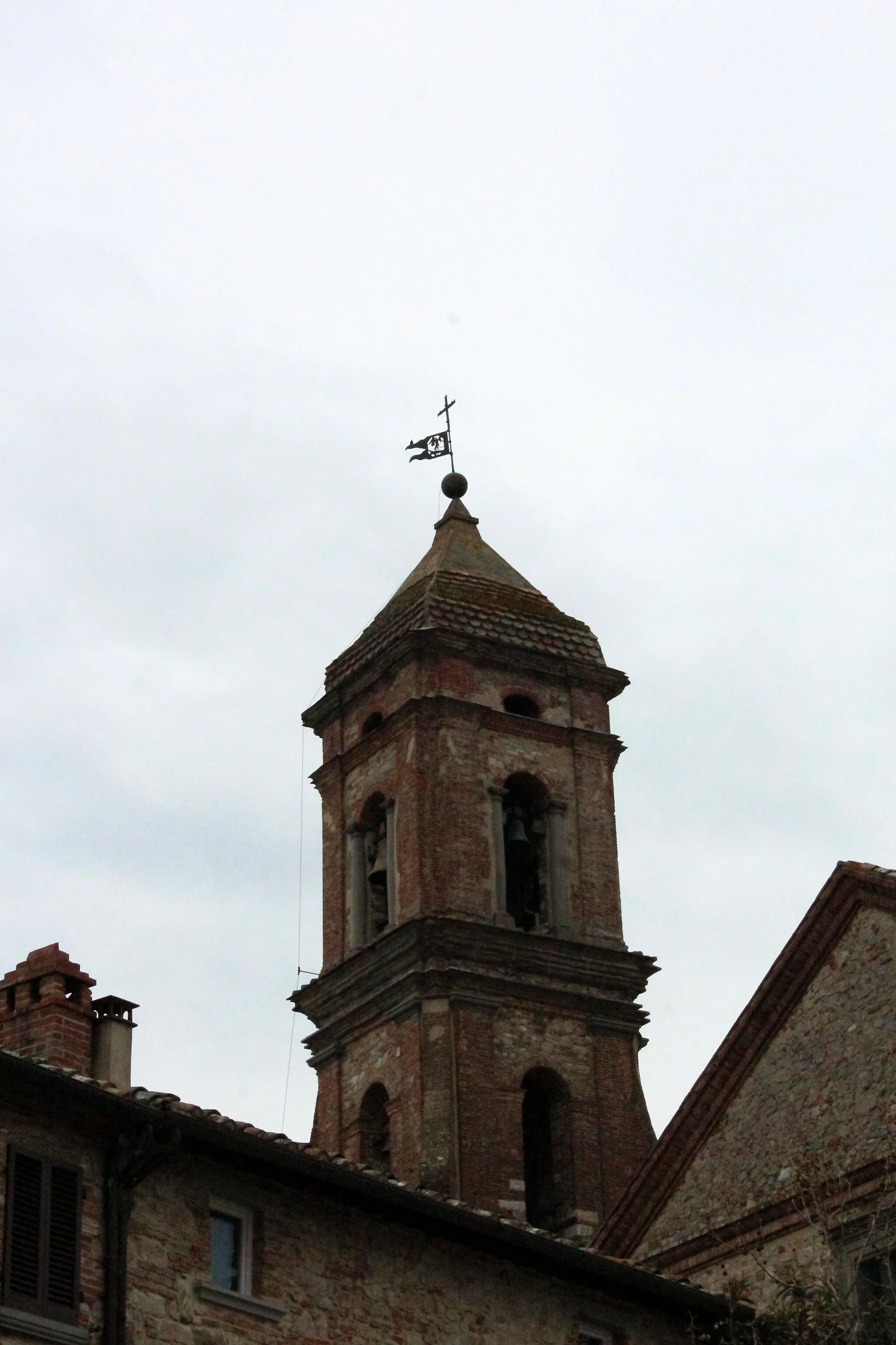 Photo showing: Campanile of the Church San Michele, City Center of Lucignano, Valdichiana, Province of Arezzo, Tuscany, Italy