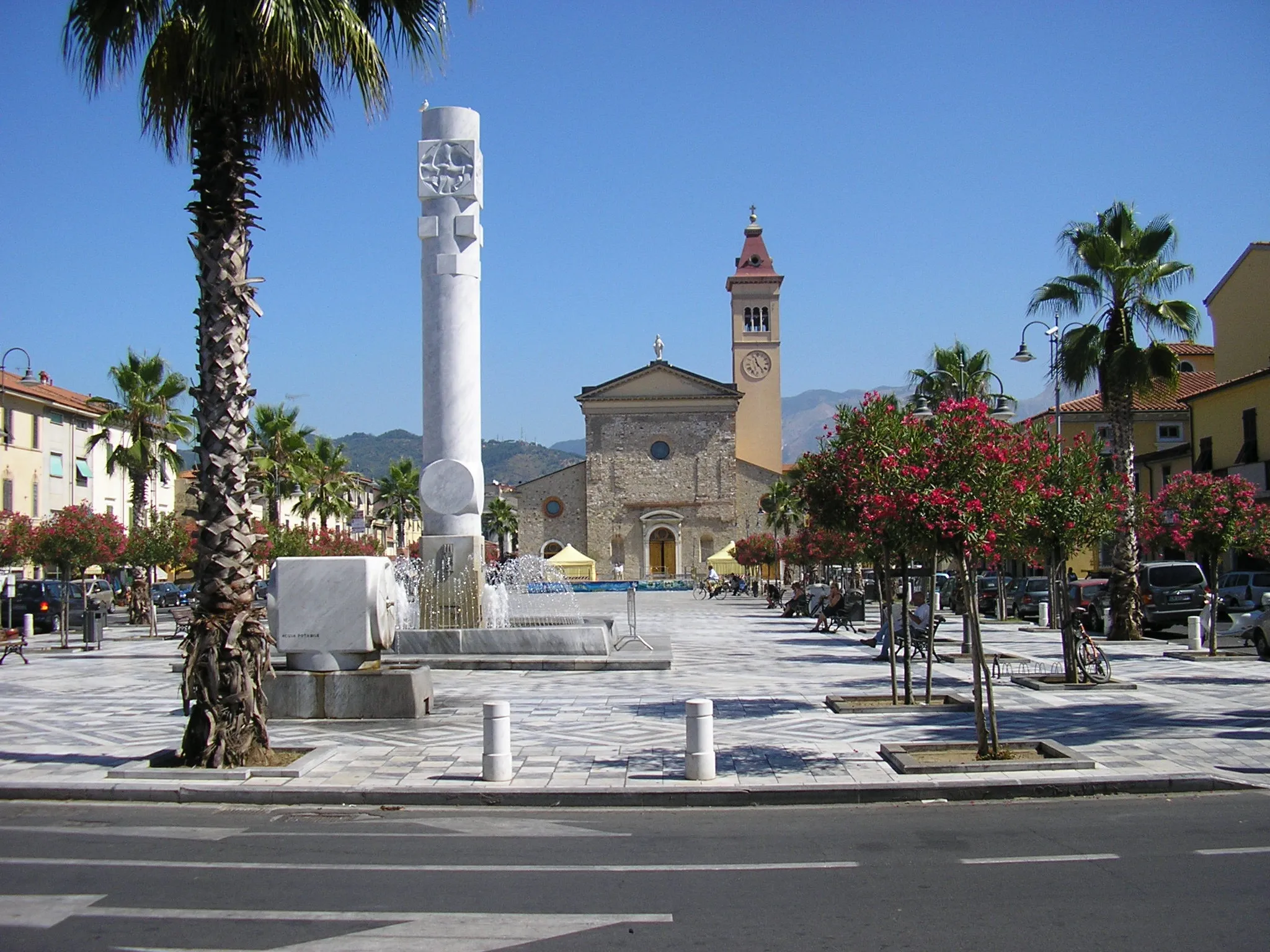 Photo showing: Marina di Carrara, piazza Menconi e chiesa della Sacra Famiglia