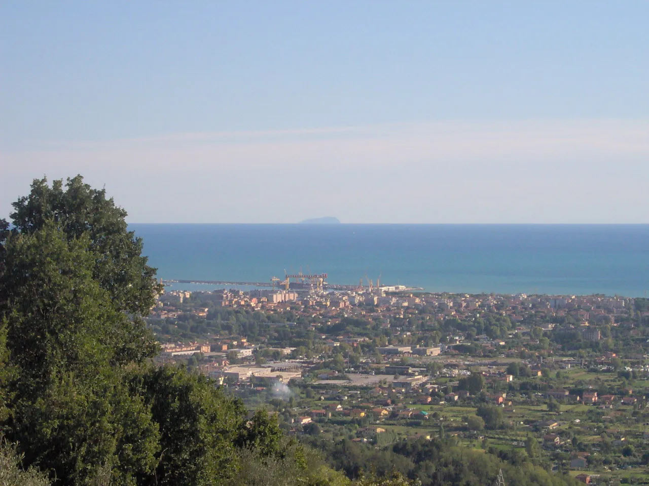 Photo showing: Marina di Carrara vista da Ortonovo. Sullo sfondo l'isola Gorgona