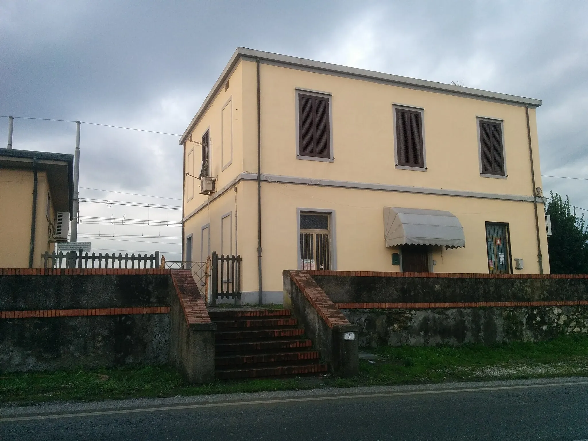 Photo showing: Edificio della ex stazione di Migliarino Pisano nel 2017