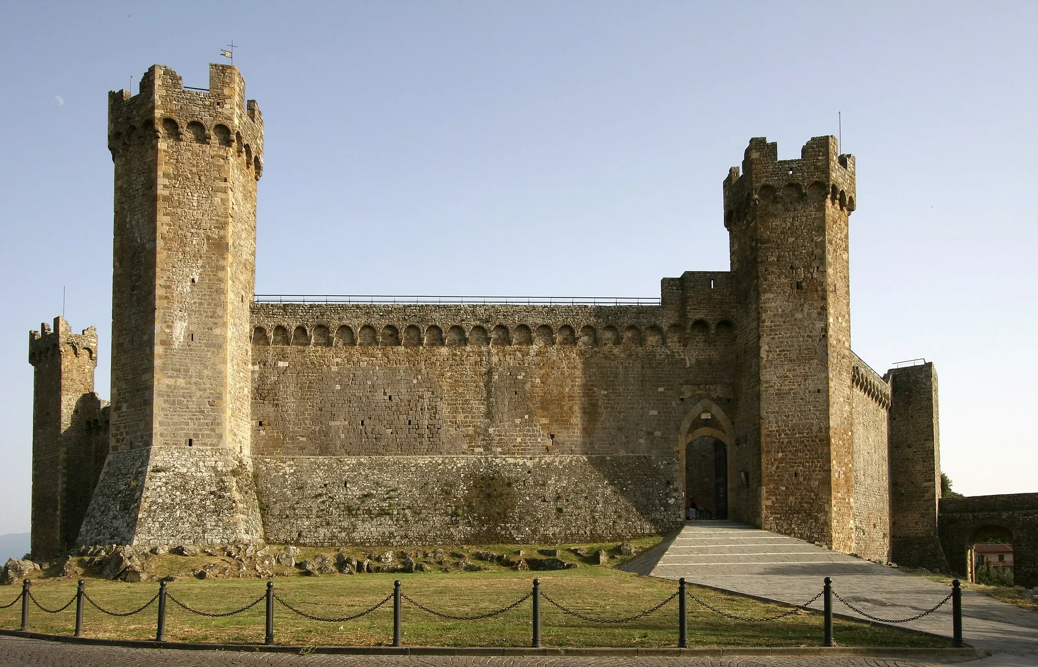 Photo showing: Castle (Fortezza) at Montalcino, Siena, Italy. Photo taken by Type17, 18:50hrs June 24th 2007