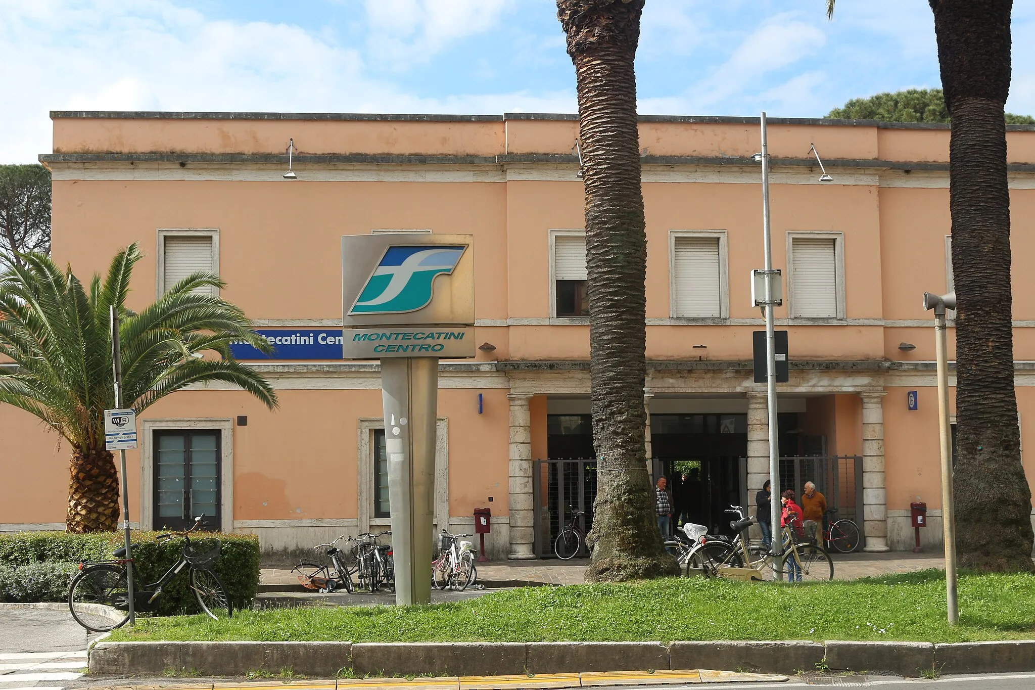 Photo showing: Stazione ferroviariai di Montecatini Centro, facciata su Piazza Antonio Gramsci (nord)
