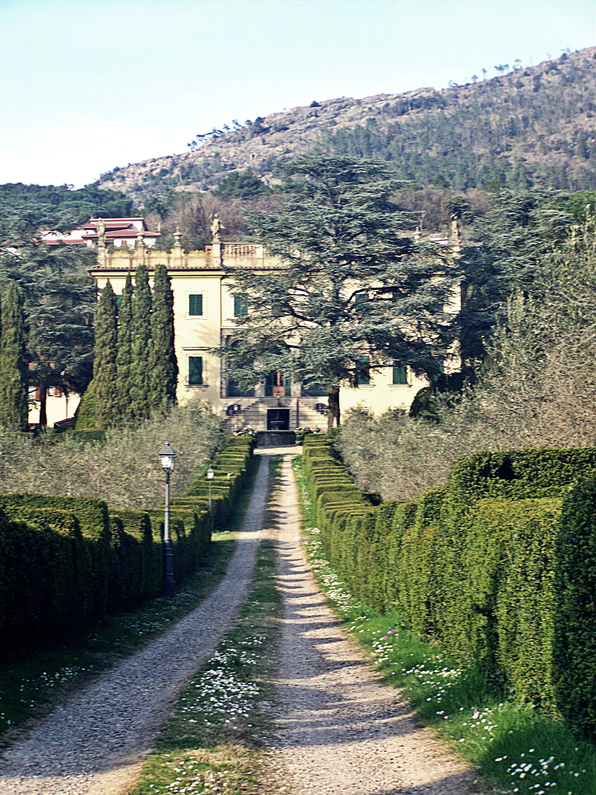 Photo showing: villa