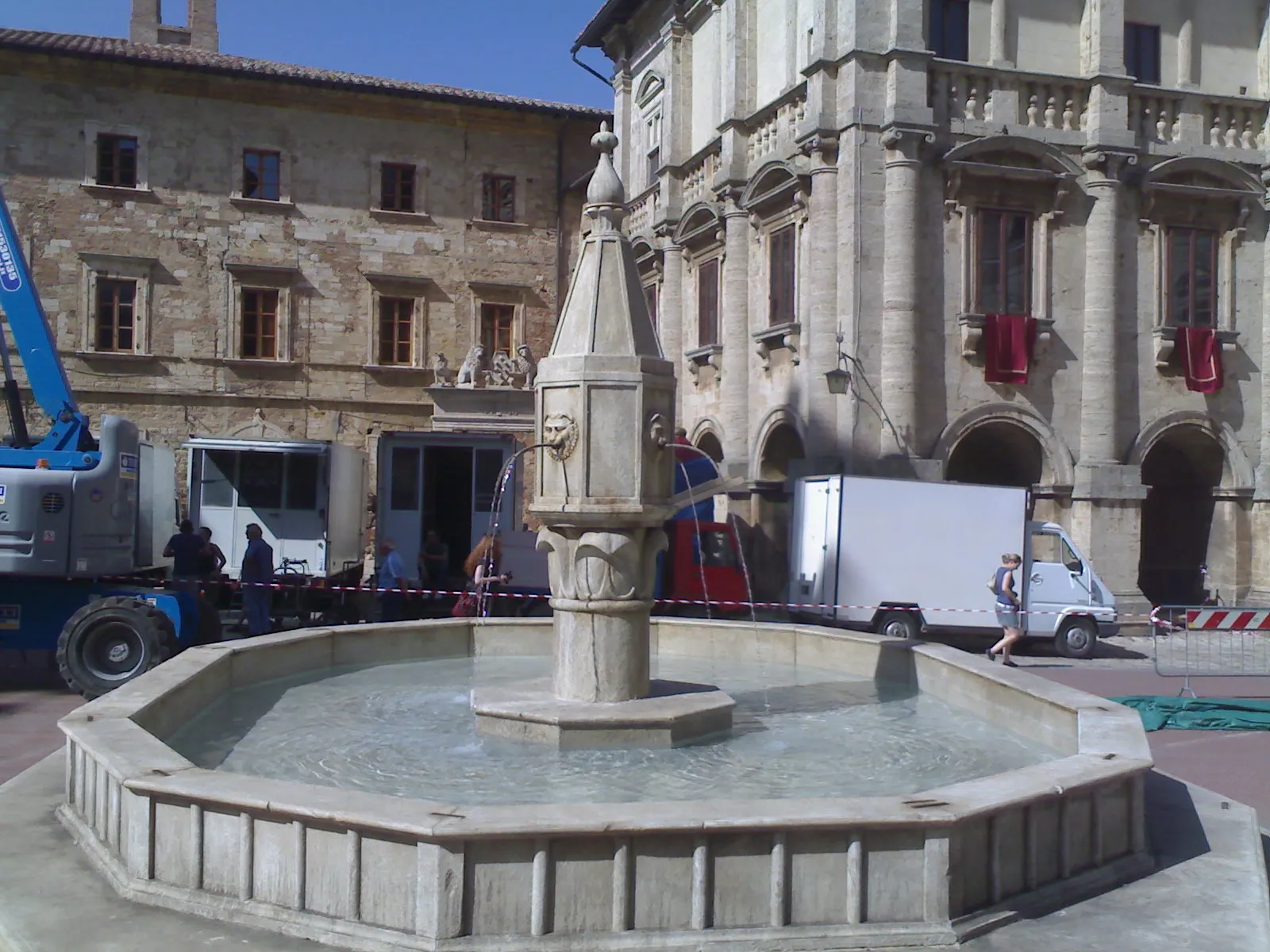 Photo showing: Montepulciano, la fontana di Piazza Grande vista nel film The Twilight Saga: New Moon.