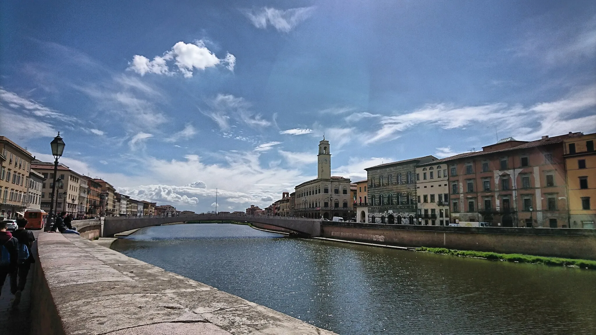 Photo showing: A part of the Lungarno in the city centre of Pisa.