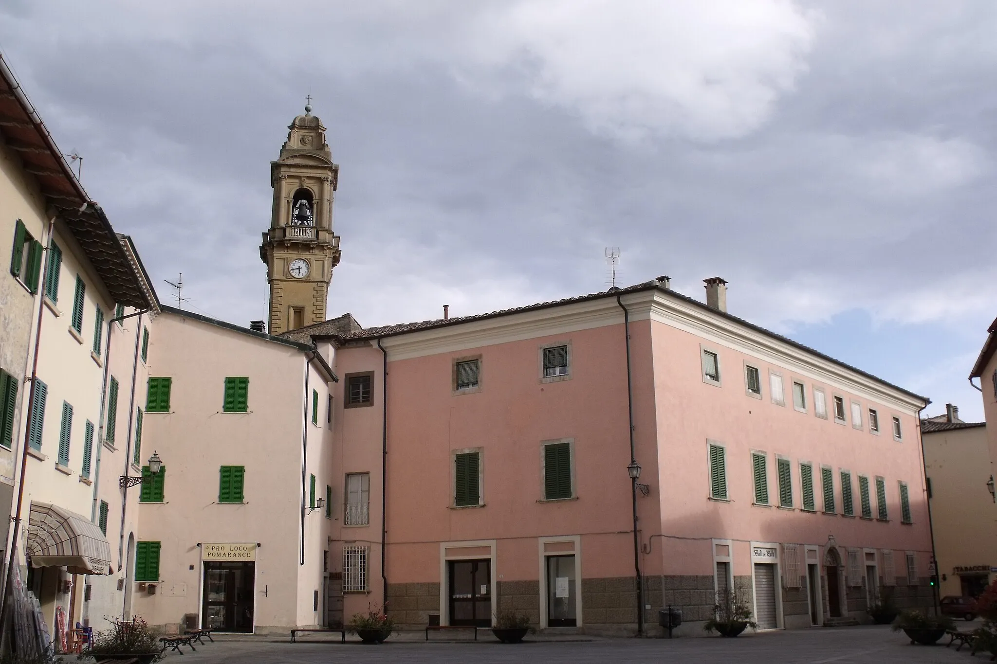 Photo showing: Piazza De Larderel with Campanile of San Giovanni Battista, Main square in Pomarance, Province of Pisa, Tuscany, Italy