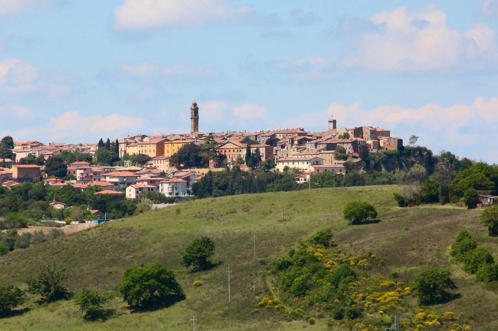 Photo showing: Panorama of Pomarance, Province of Pisa, Tuscany, Italy