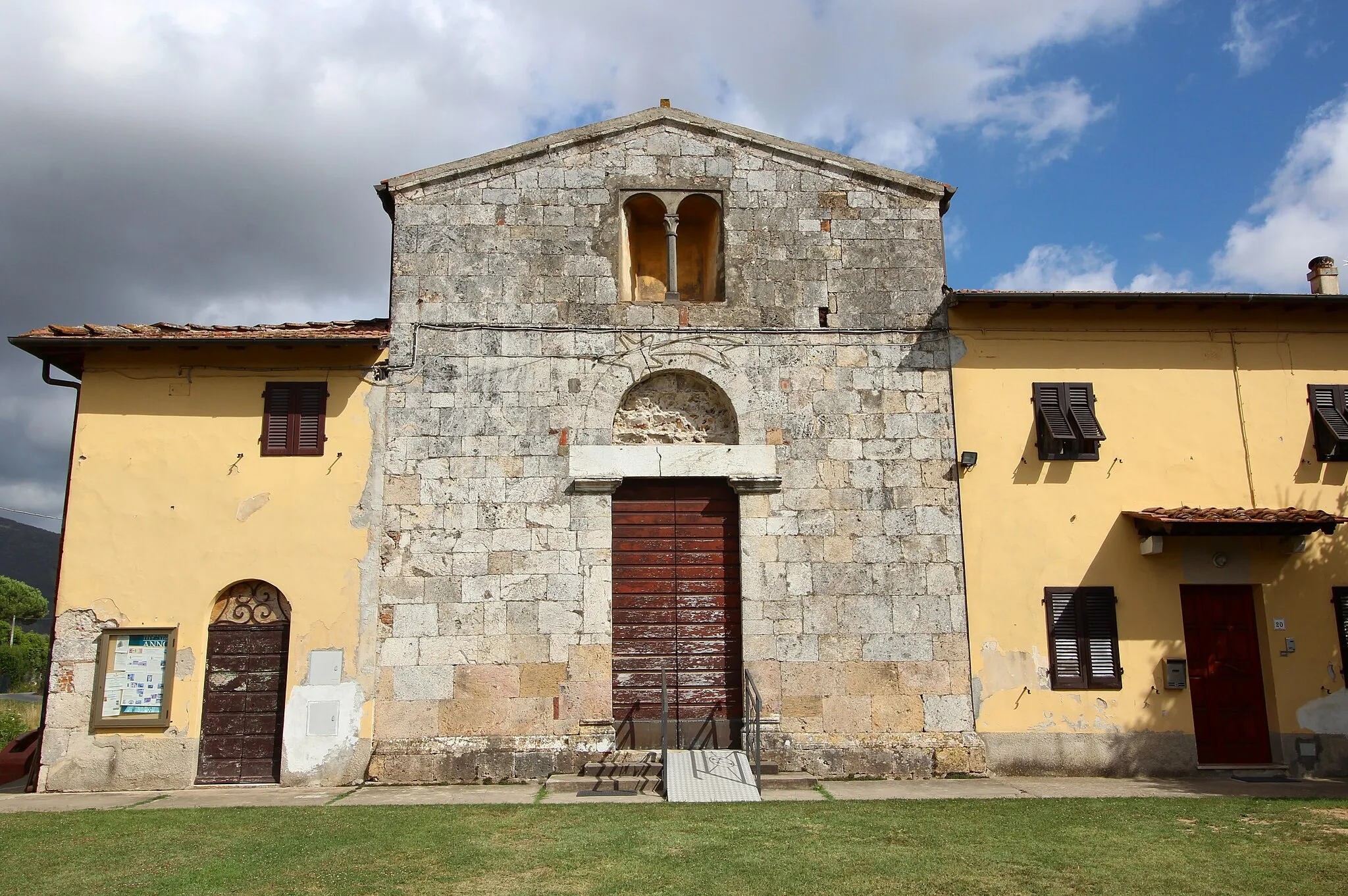 Photo showing: Church San Giovanni Evangelista, Pontasserchio, hamlet of San Giuliano Terme, Province of Pisa, Tuscany, Italy