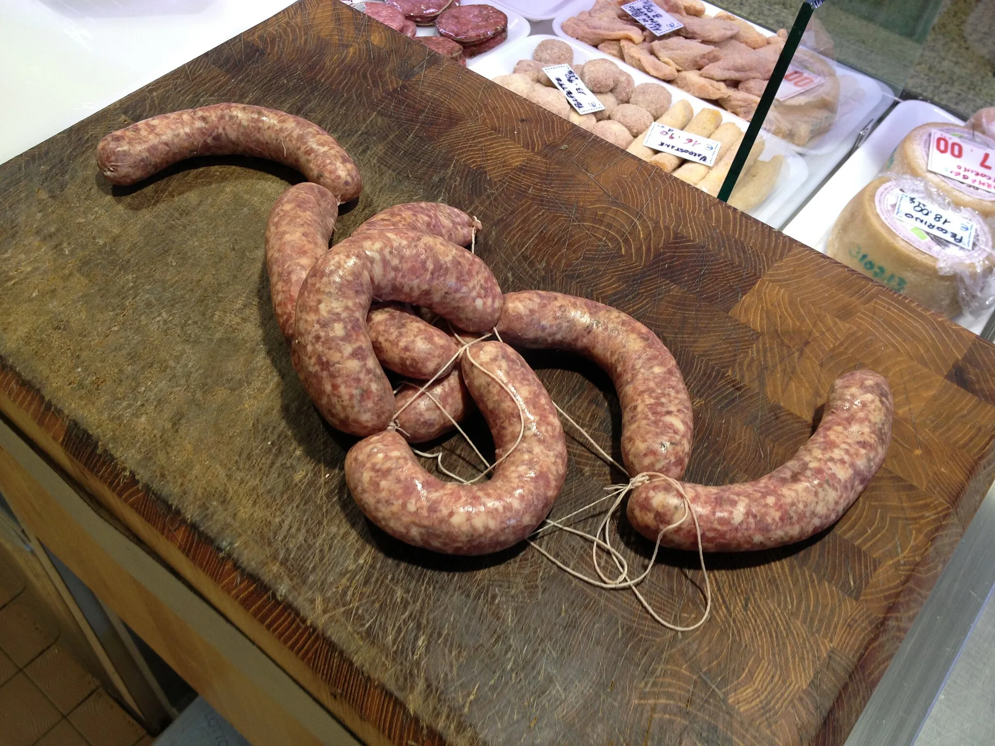 Photo showing: Bardiccio legato con spago sul banco di una macelleria