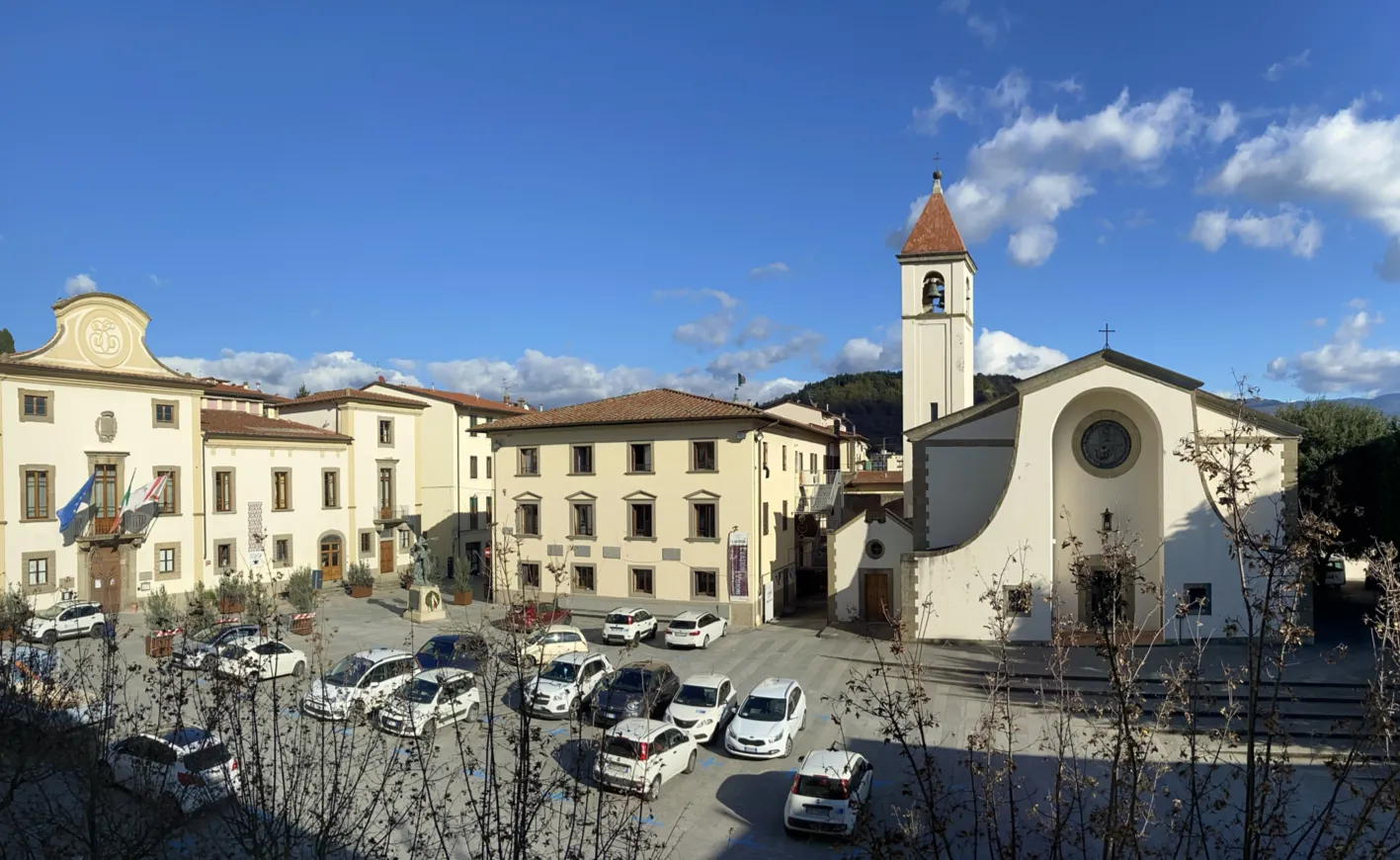 Photo showing: Pontassieve, Piazza Vittorio Emanuele with the Town Hall and the Church of St Michael
