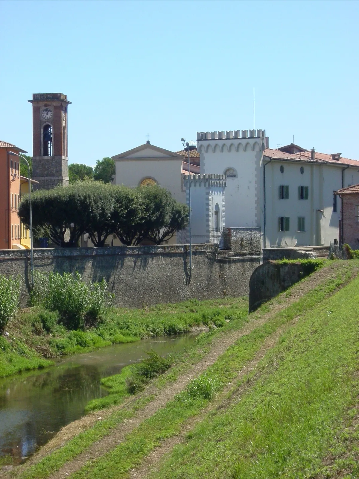 Photo showing: Foto scattata l'8/08/2005 del centro di Ponte Buggianese visto dall'argine del Pescia