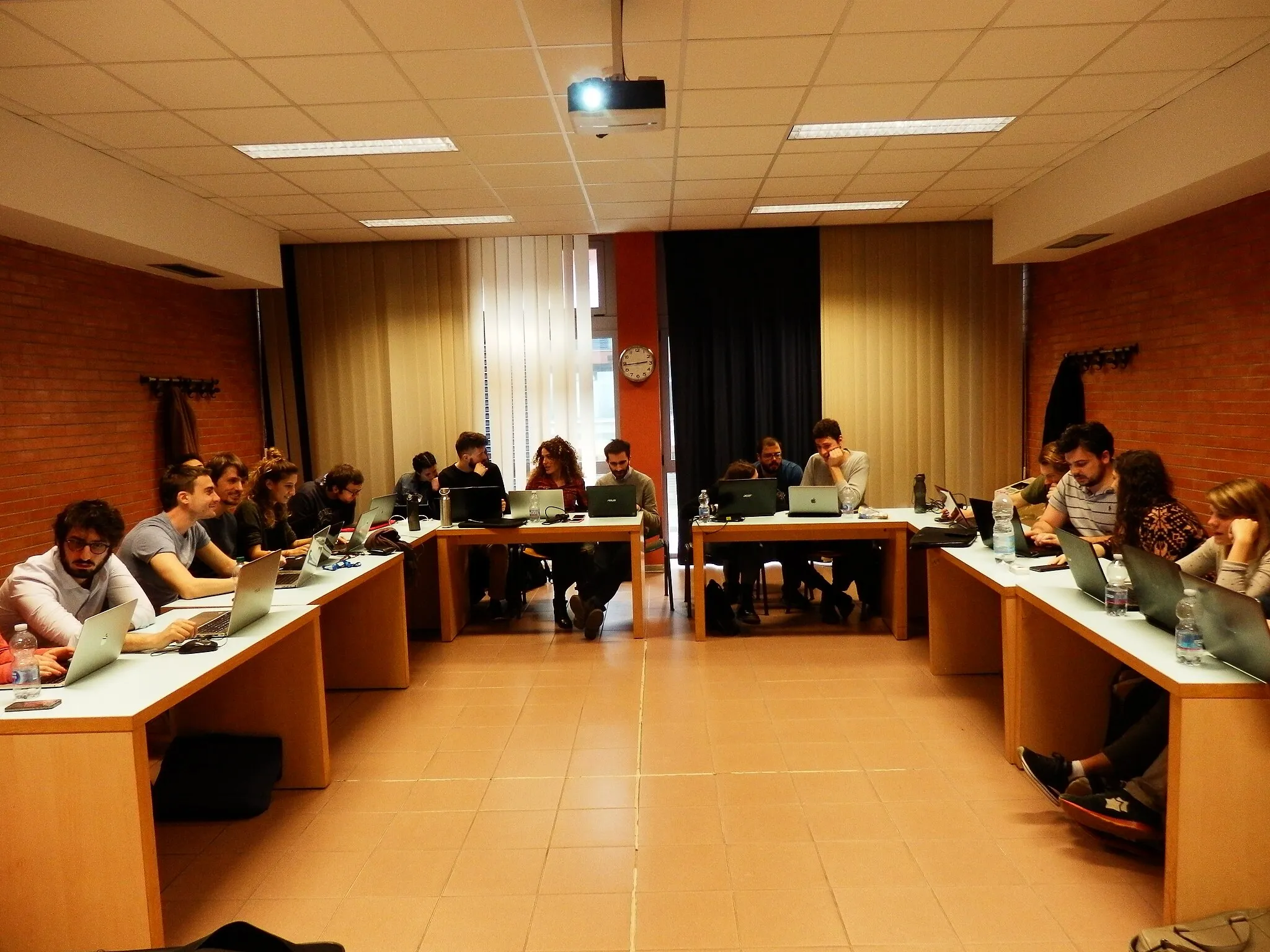 Photo showing: Lezione su Piattaforme WIkimedia e Strategie di Outreach con i dottorandi della Scuola Sant'Anna a Pontedera (Polo Valdera)