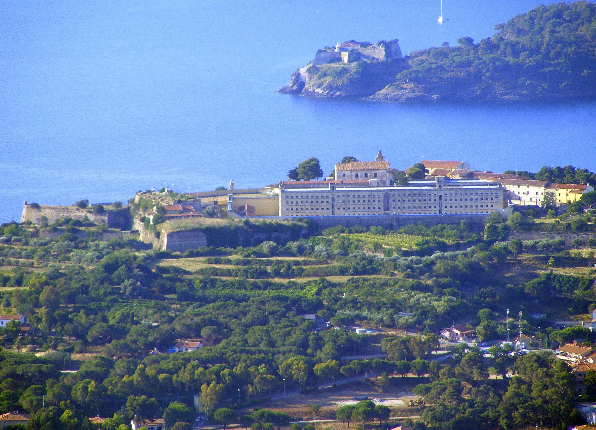 Photo showing: Longone fort (Porto Azzurro, LI, Italy); in the background Focardo fort