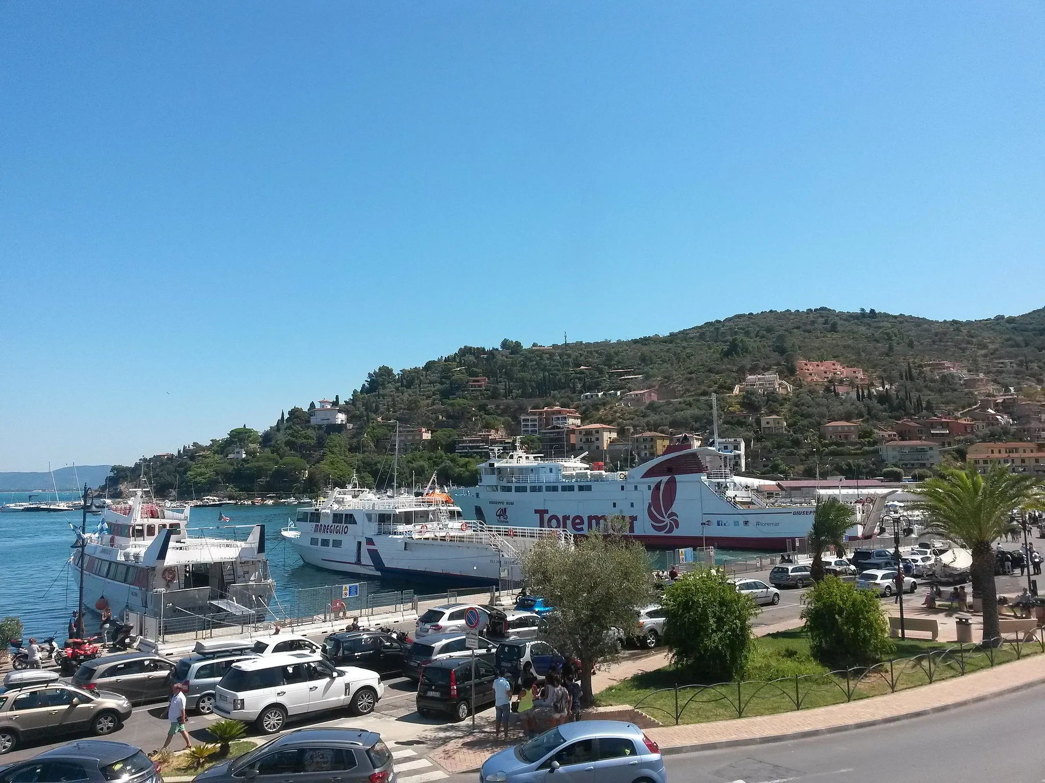 Photo showing: Porto del Valle di Porto Santo Stefano, area imbarco traghetti per le isole.