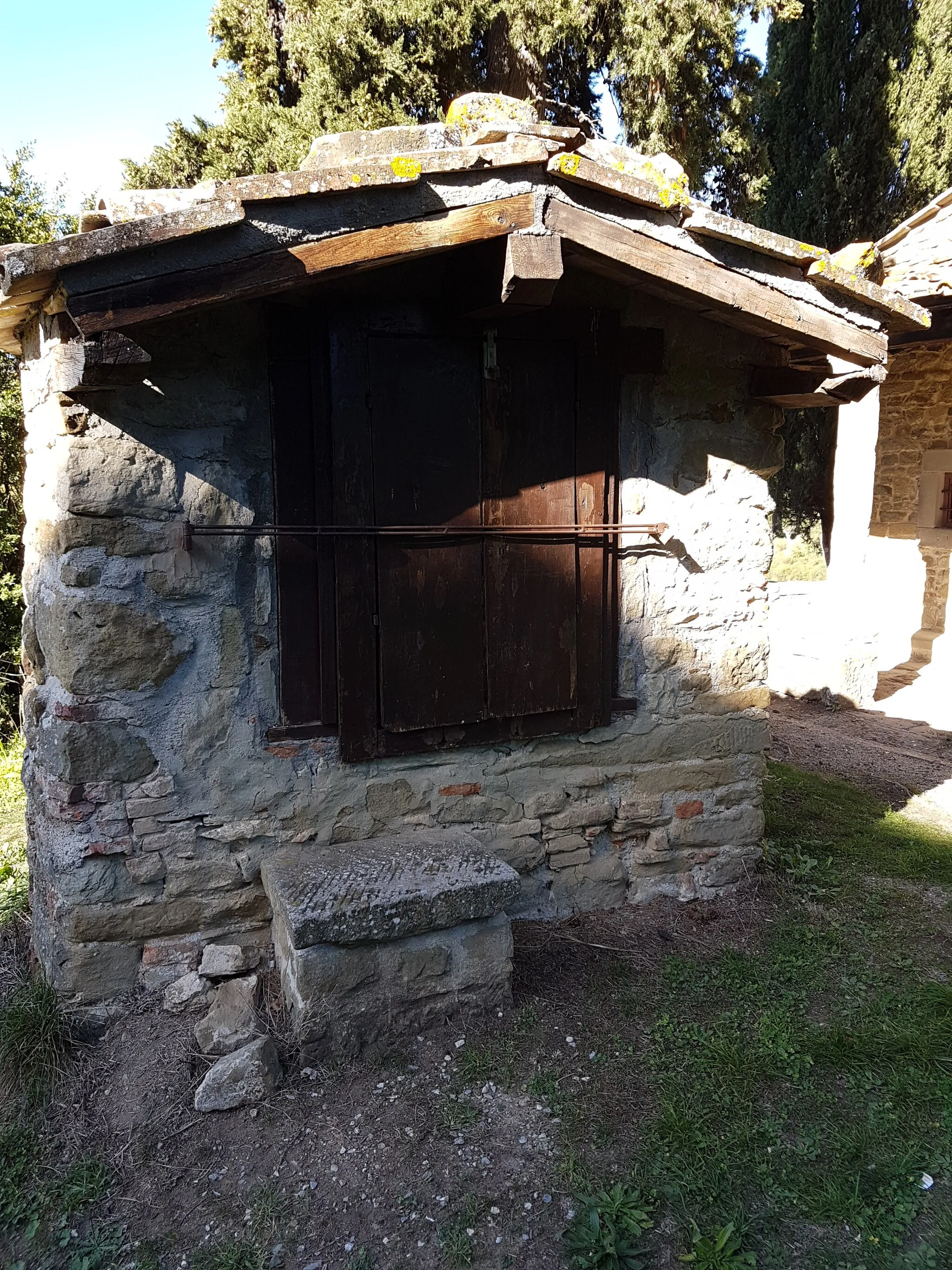 Photo showing: Casupola (uso a me sconosciuto) accanto alla Cappella dei Conti Goretti de Flamini, presso il Castello di Romena