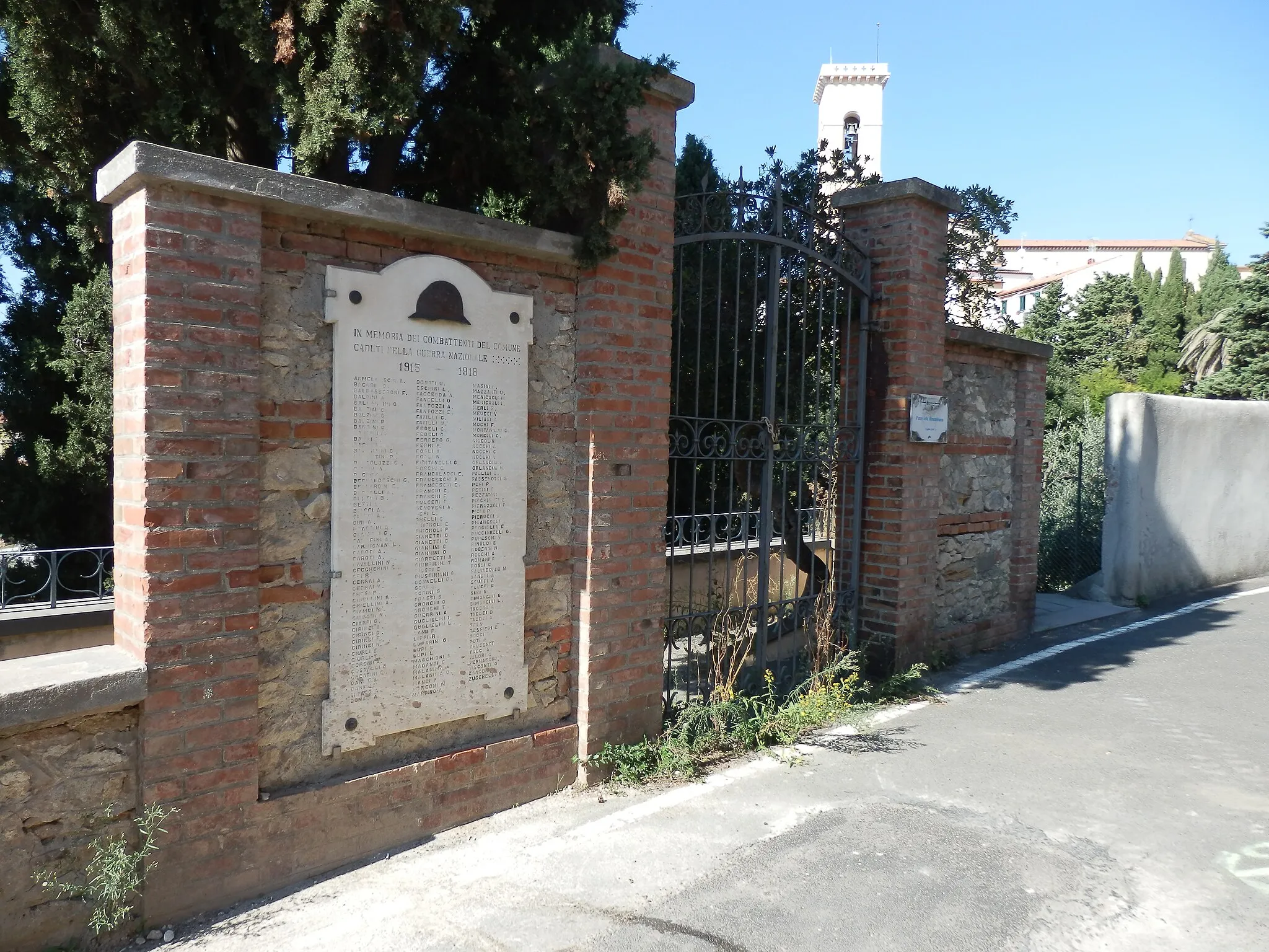 Photo showing: Ingresso al parco della Rimembranza con lapide ai caduti