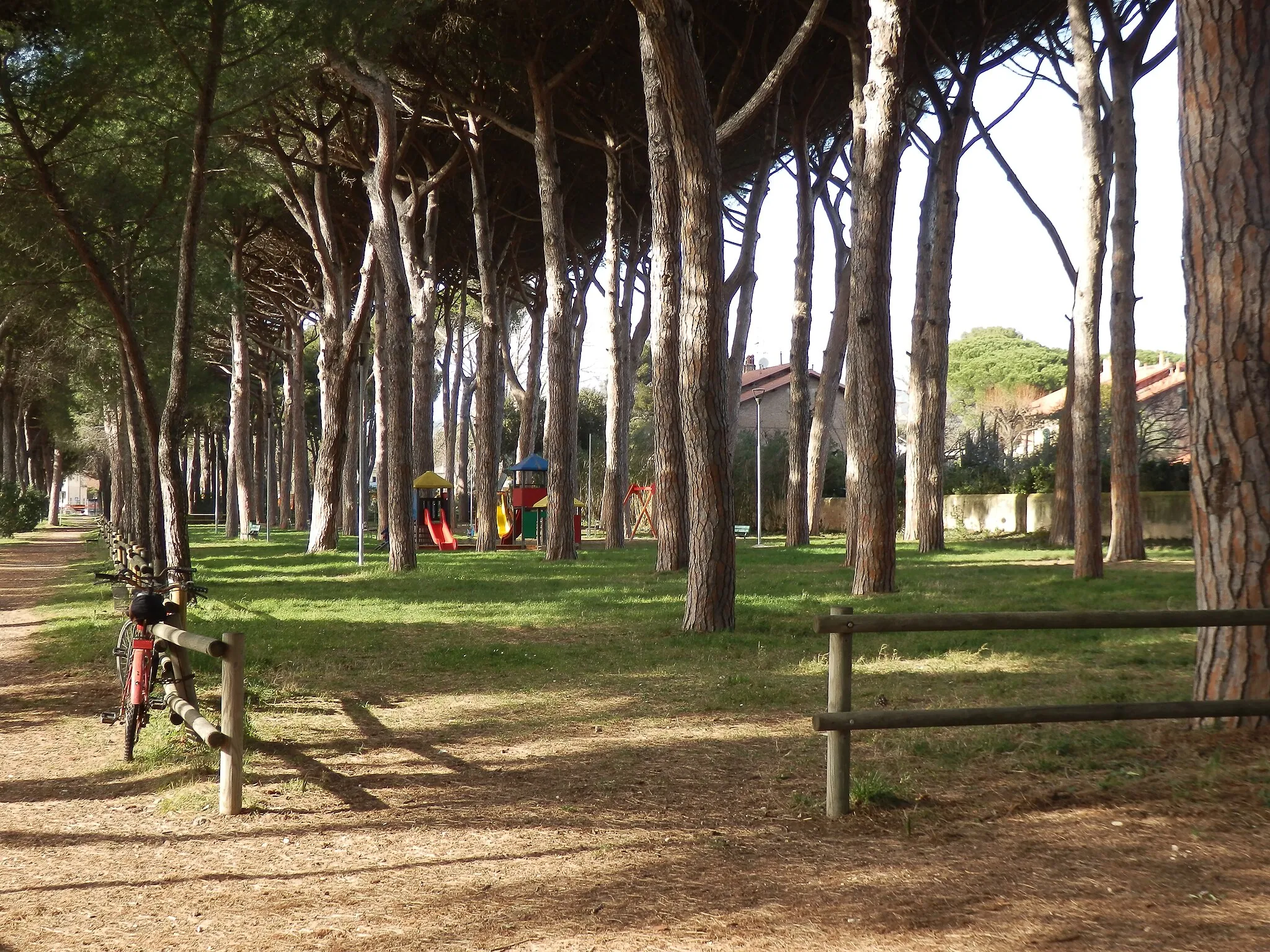 Photo showing: Parco vicino alla stazione, via della Stazione angolo via Dante Alighieri, visto approssimativamente da sud verso nord.