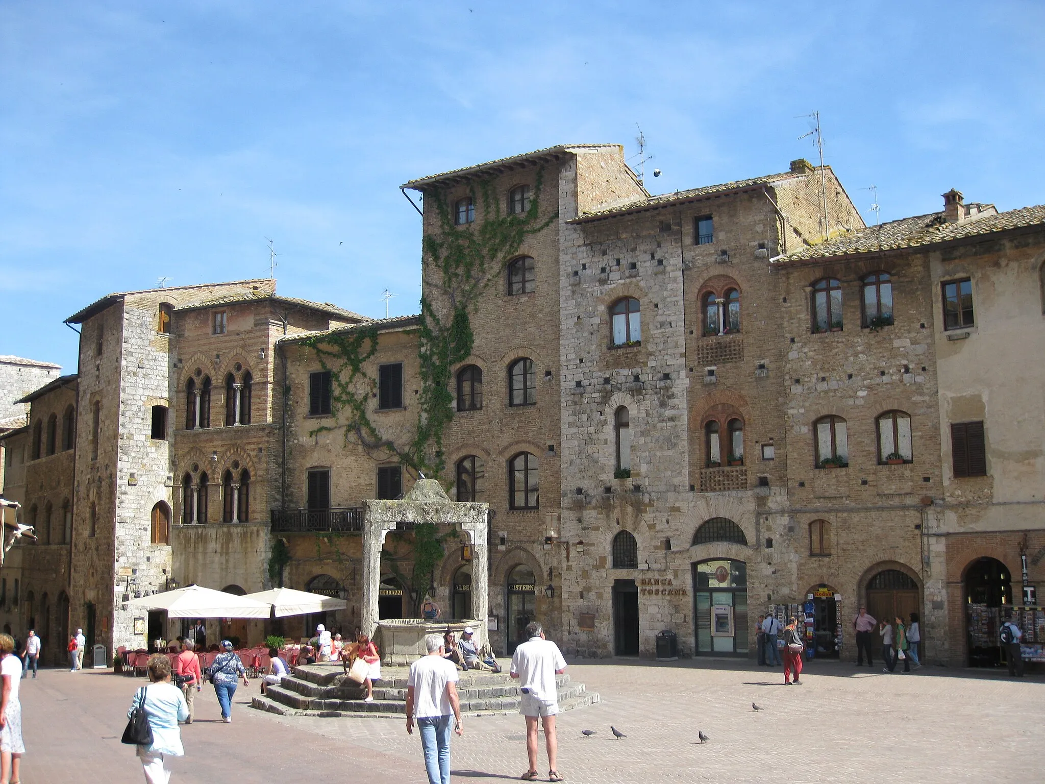 Photo showing: San Gimignano, Piazza della Cisterna