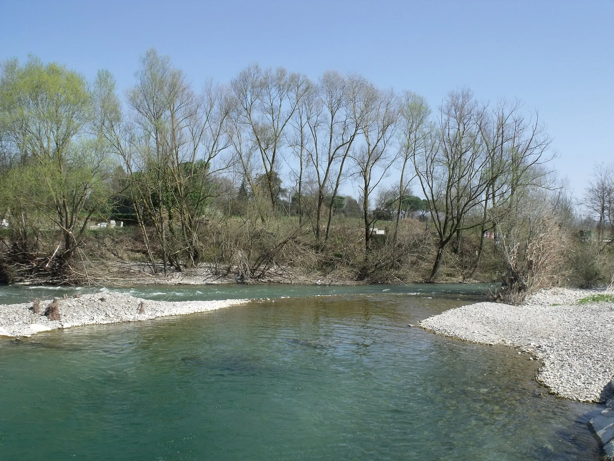 Photo showing: Confluence of the Carza River (right) and the Sieve River (left) in San Piero a Sieve, Scarperia e San Piero, Mugello, Province of Florence, Tuscany, Italy