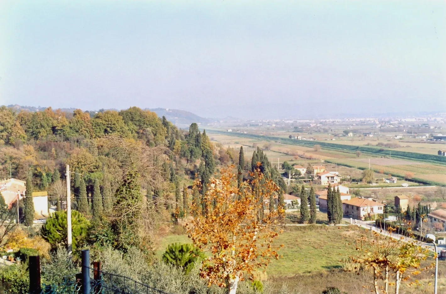 Photo showing: Santa Maria a Monte, Province of Pisa, Italy - View to the "Cerbaie" hills and the Arno valley