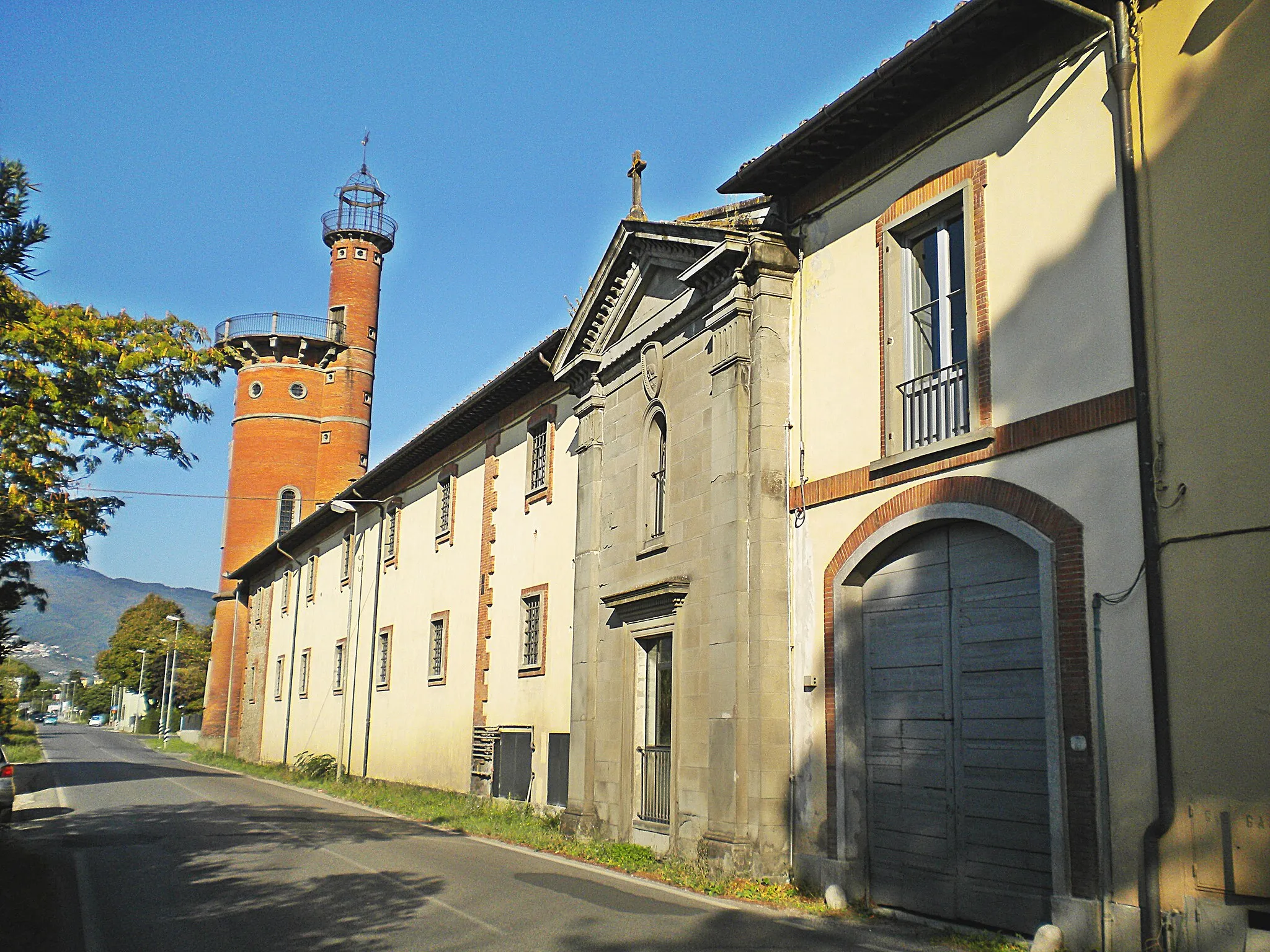 Photo showing: villa+tower