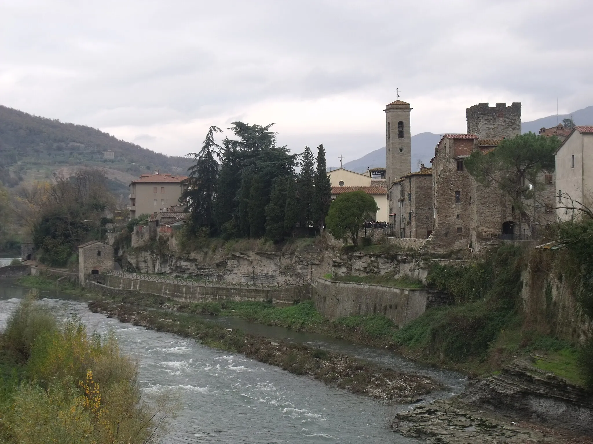 Photo showing: View on Subbiano and River Arno, Province of Arezzo, Tuscany, Italy