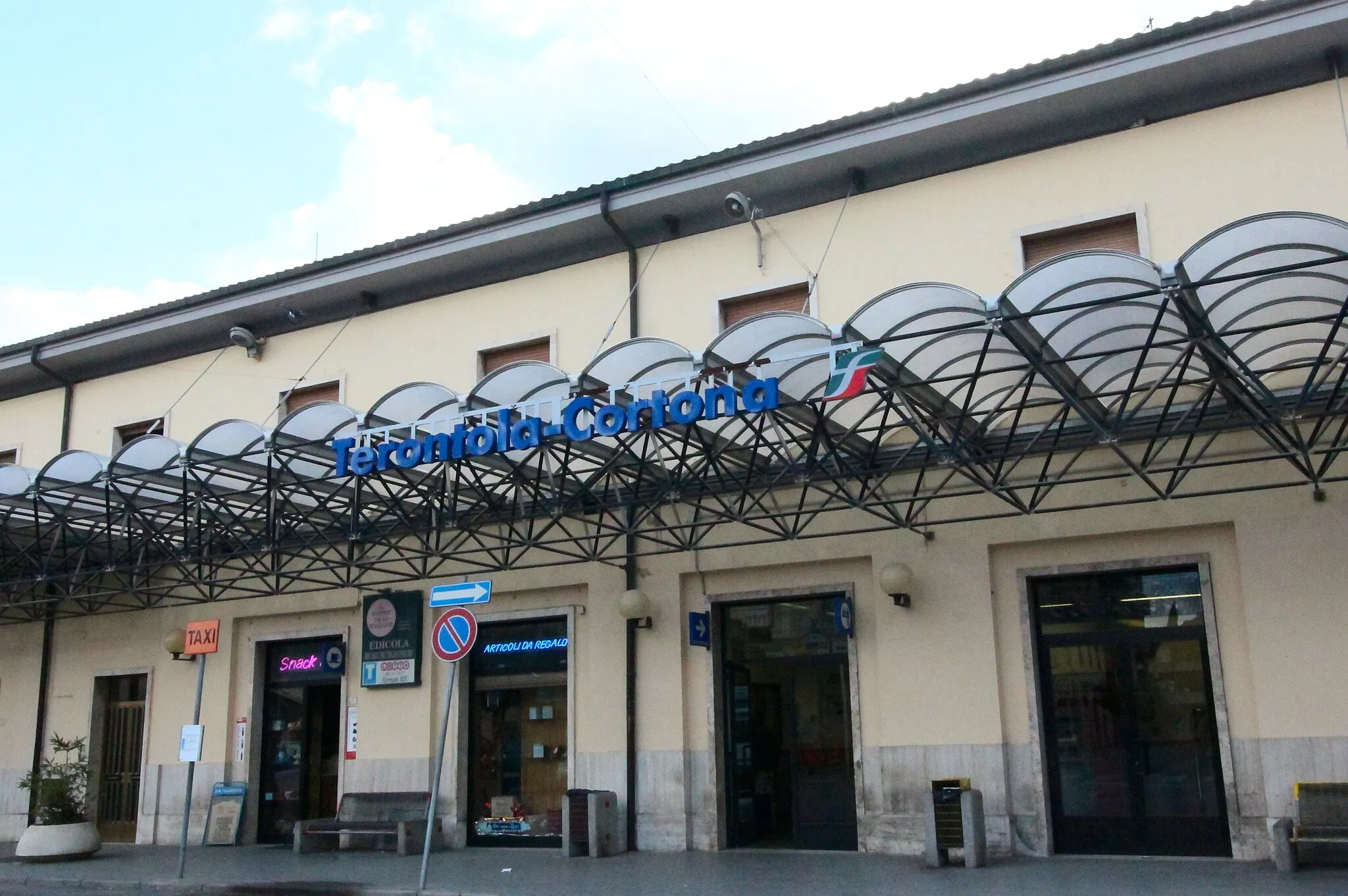 Photo showing: Terontola train station, Terontola, hamlet of Cortona, Province of Arezzo, Tuscany, Italy