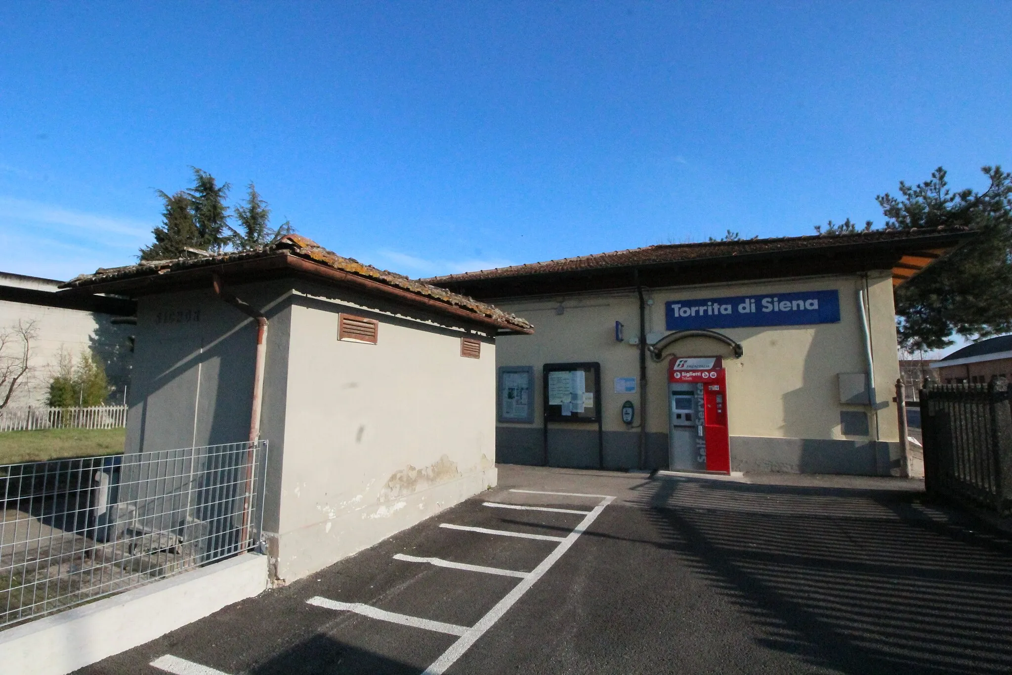 Photo showing: Train station Torrita di Siena in Torrita di Siena, Val di Chiano, Province of Siena, Tuscany, Italy