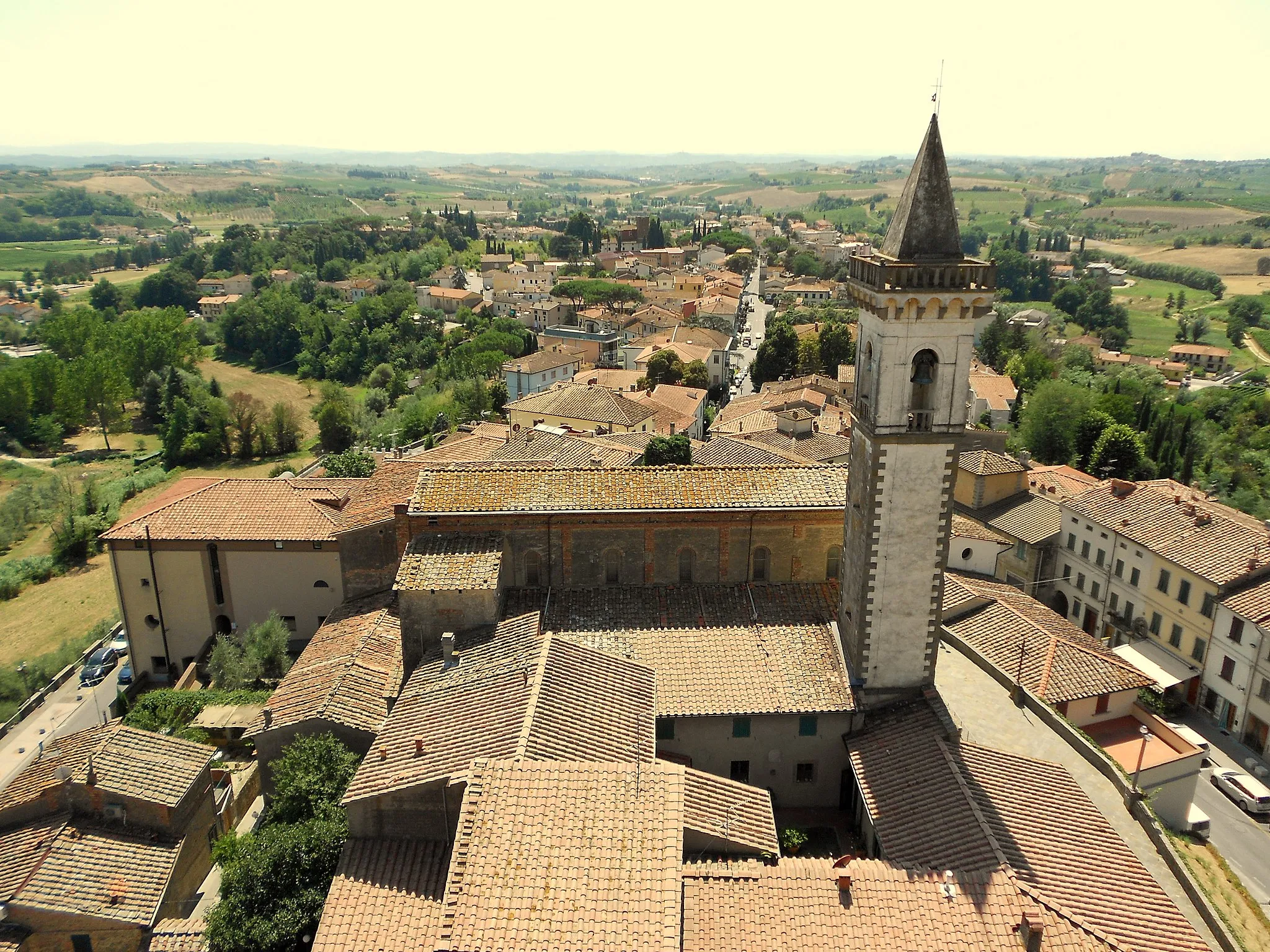 Photo showing: View of Vinci, Tuscany, Italy from its castle tower.