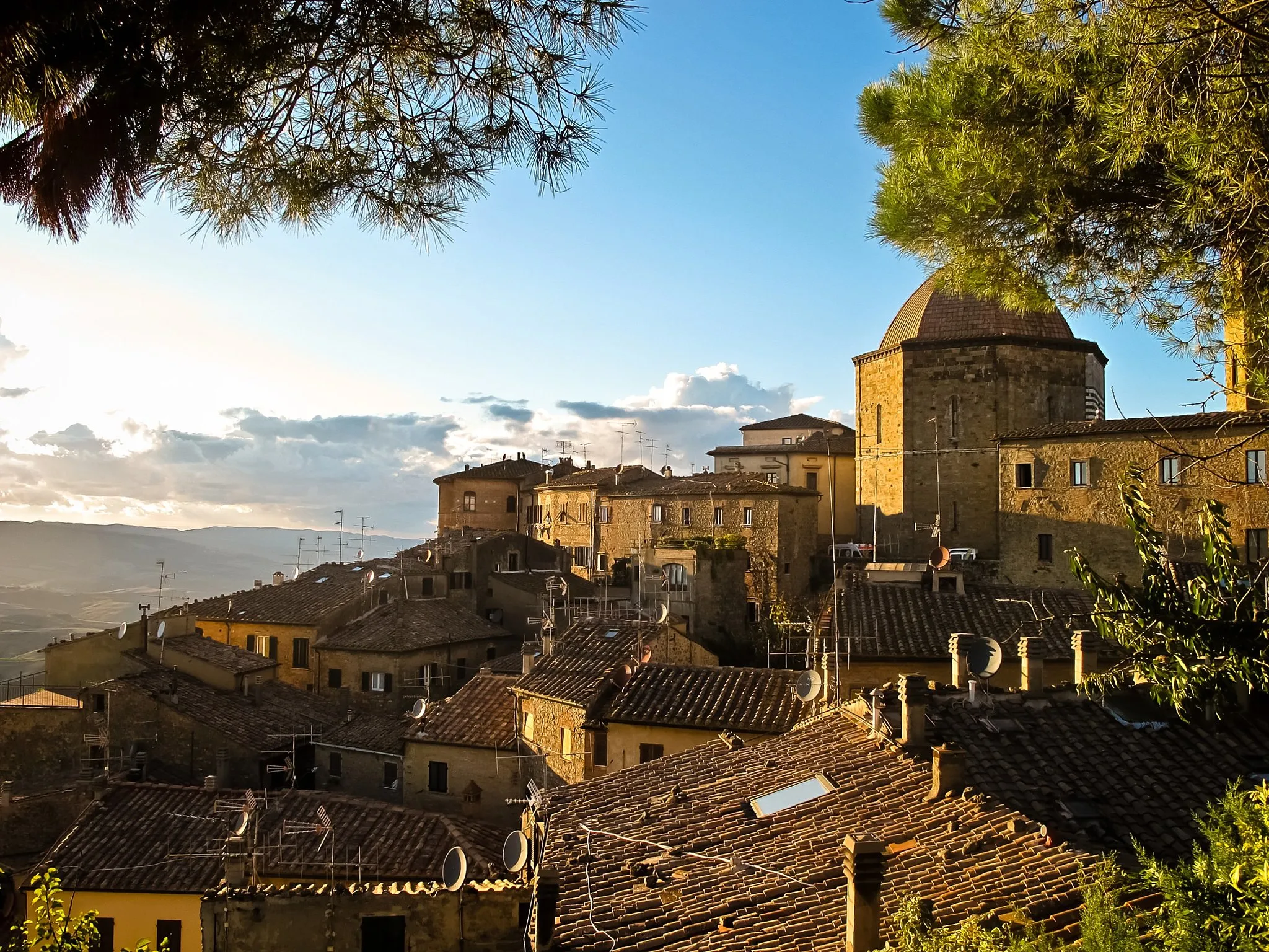 Photo showing: Volterra al atardecer