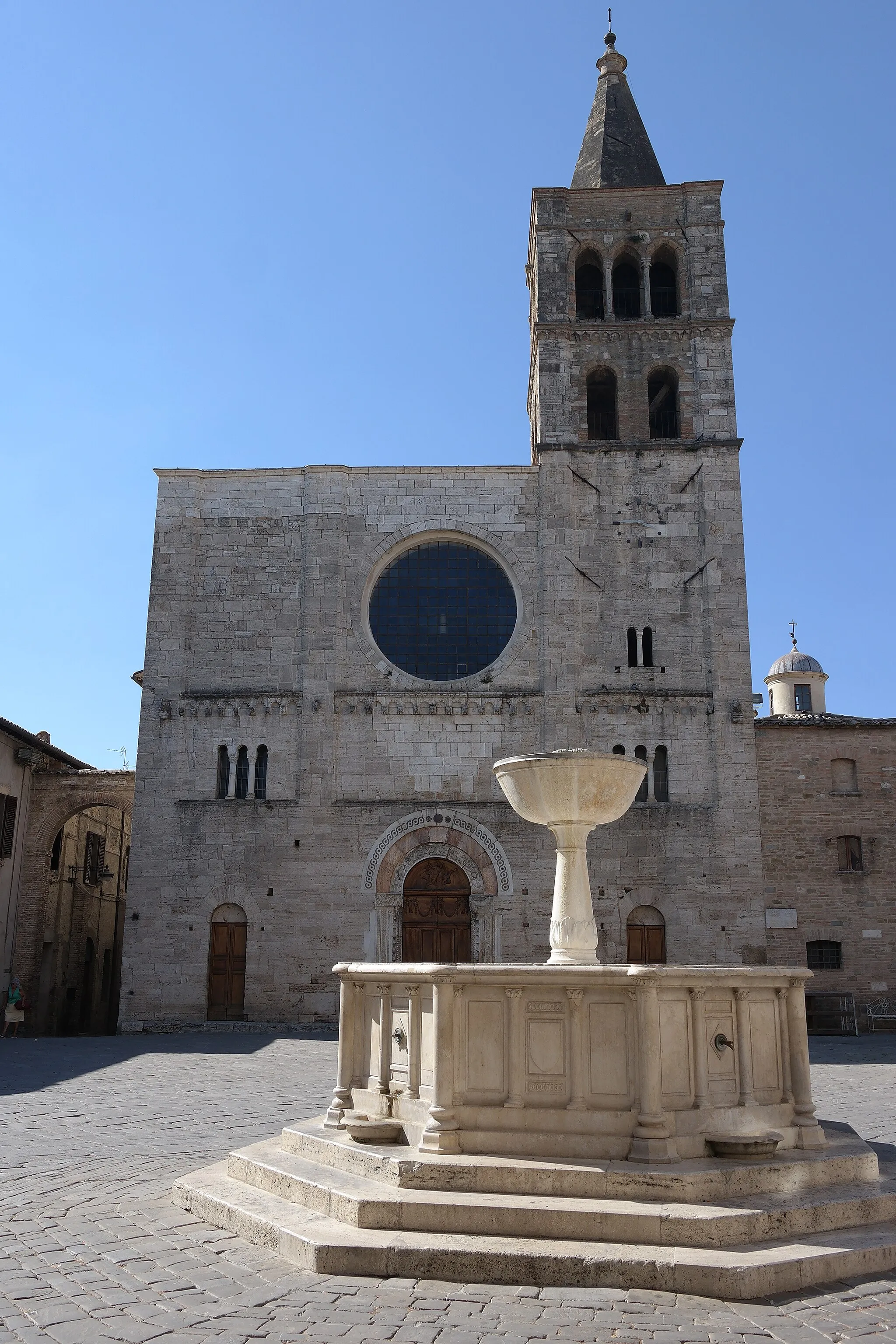Photo showing: Interno della Chiesa di San Michele a Bevagna