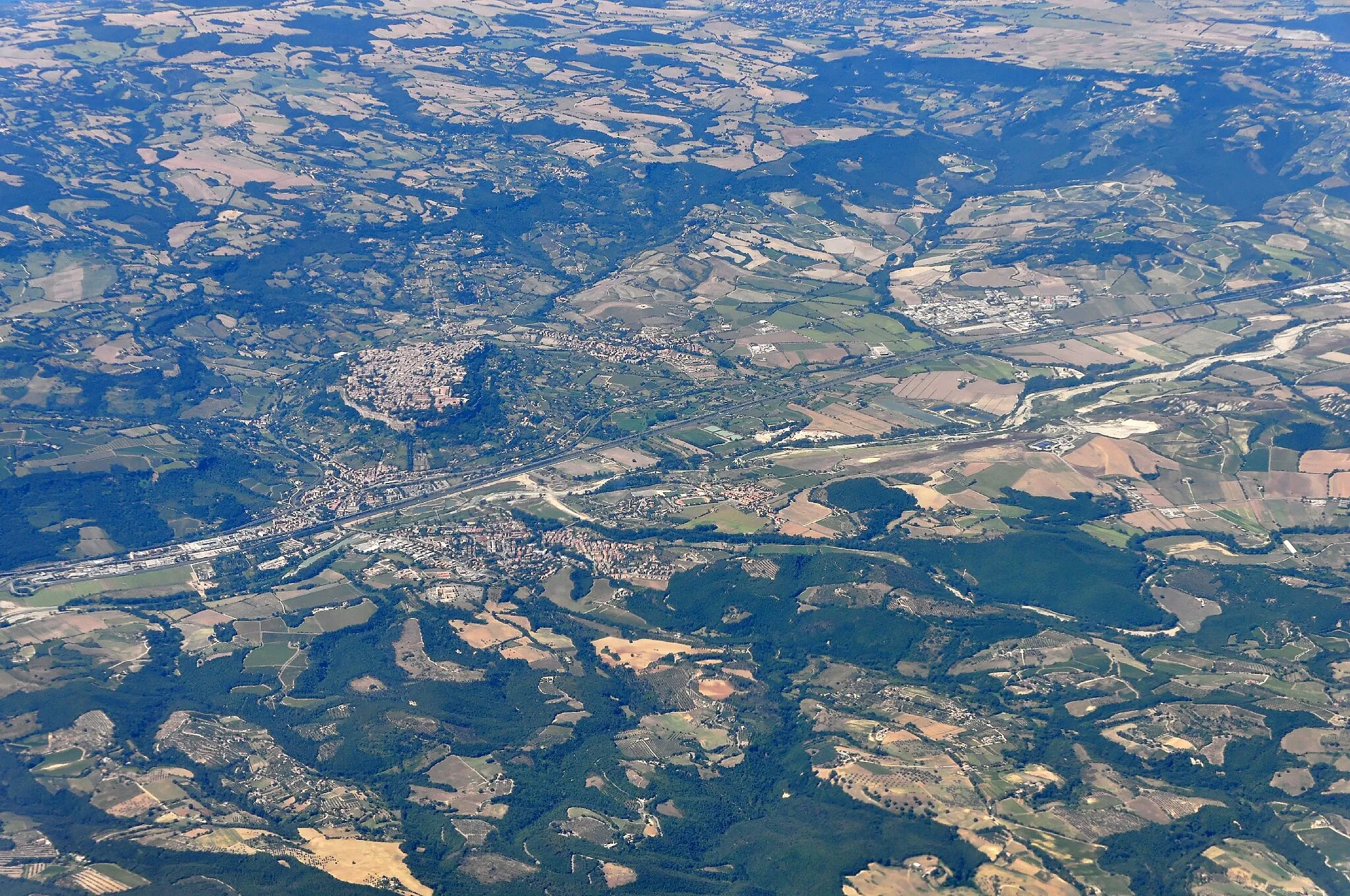 Photo showing: Bilder vom Flug Hannover Rom August 2014. Orvieto and landscape, river Paglia.