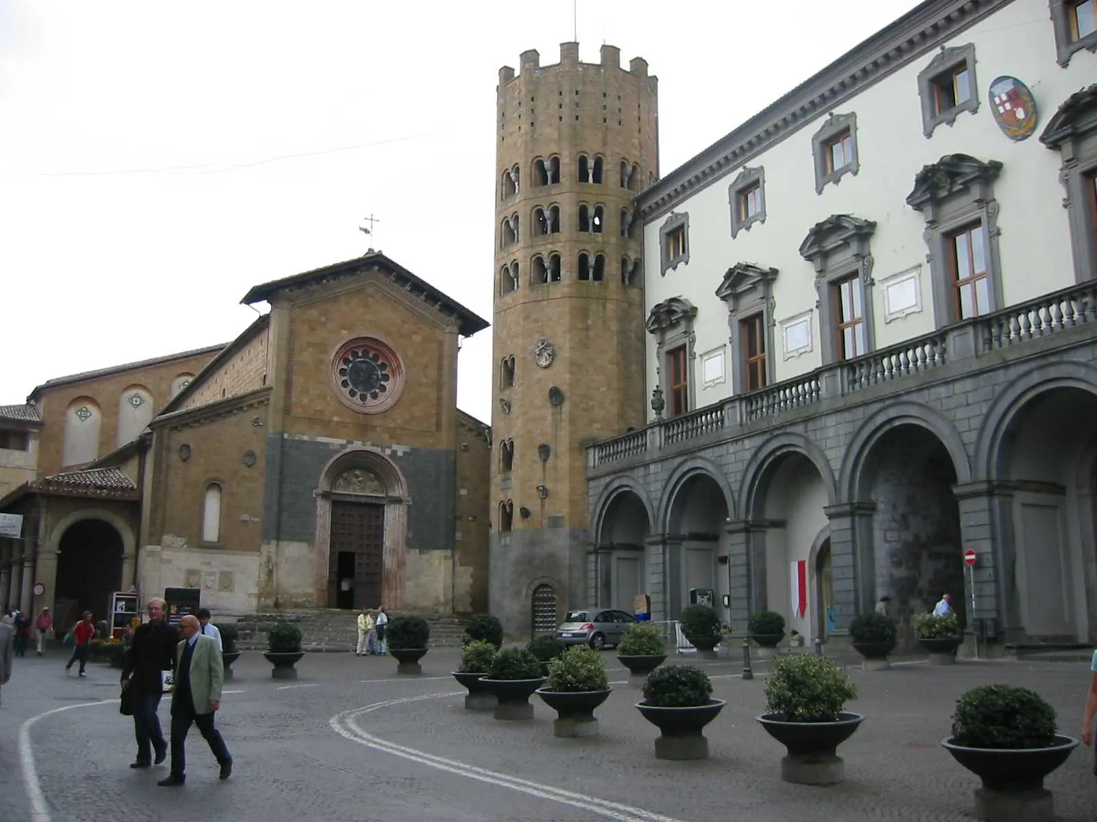 Photo showing: Piazza della Repubblica, Orvieto. Di fronte la chiesa di Sant'Andrea con il suo campanile dodecagonale; sulla destra il palazzo del Comune.