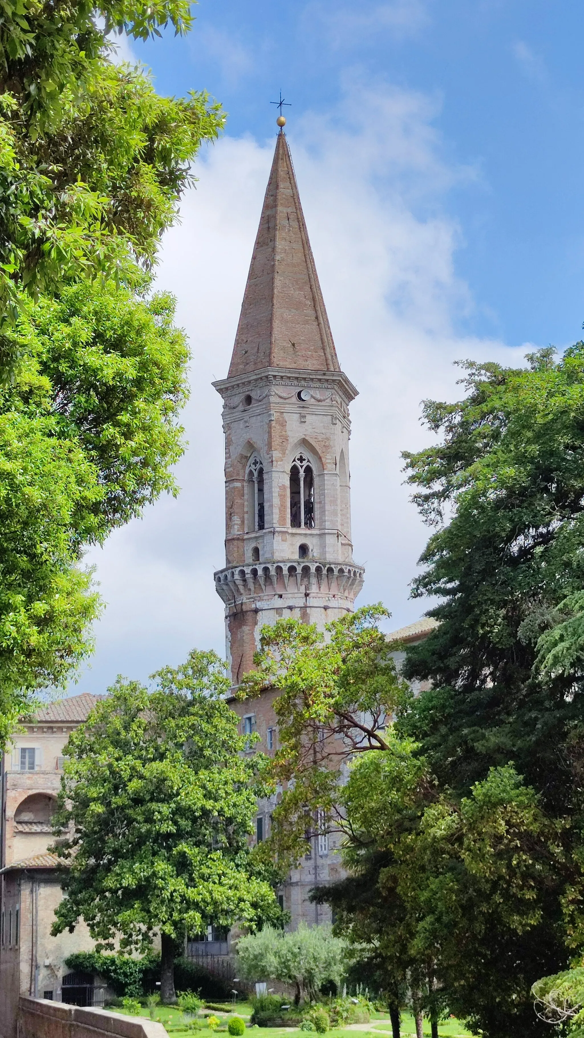 Photo showing: View of the bell tower of St. Peter's Abbey from the Frontone gardens.