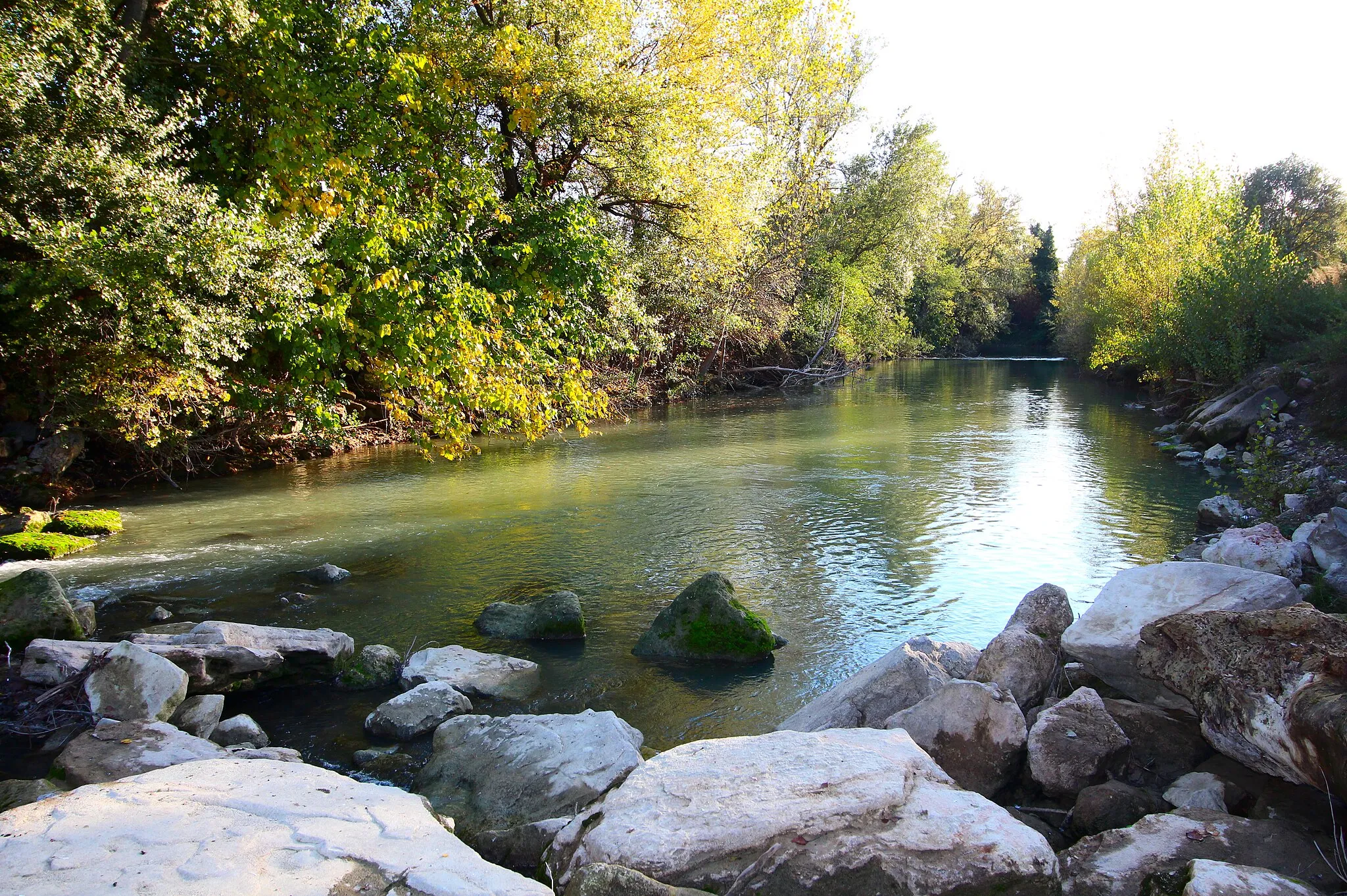Photo showing: Chiascio River in Petrignano, hamlet of Assisi, Province of Perugia, Umbria, Italy