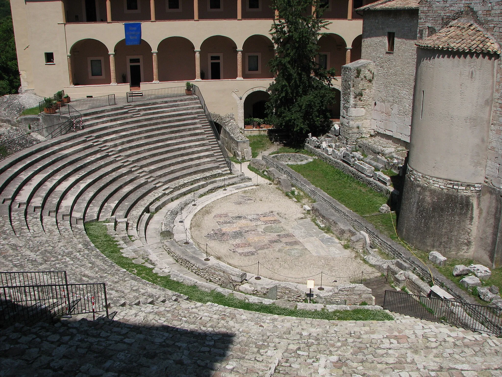 Photo showing: Ancient Roman theatre (Spoleto)