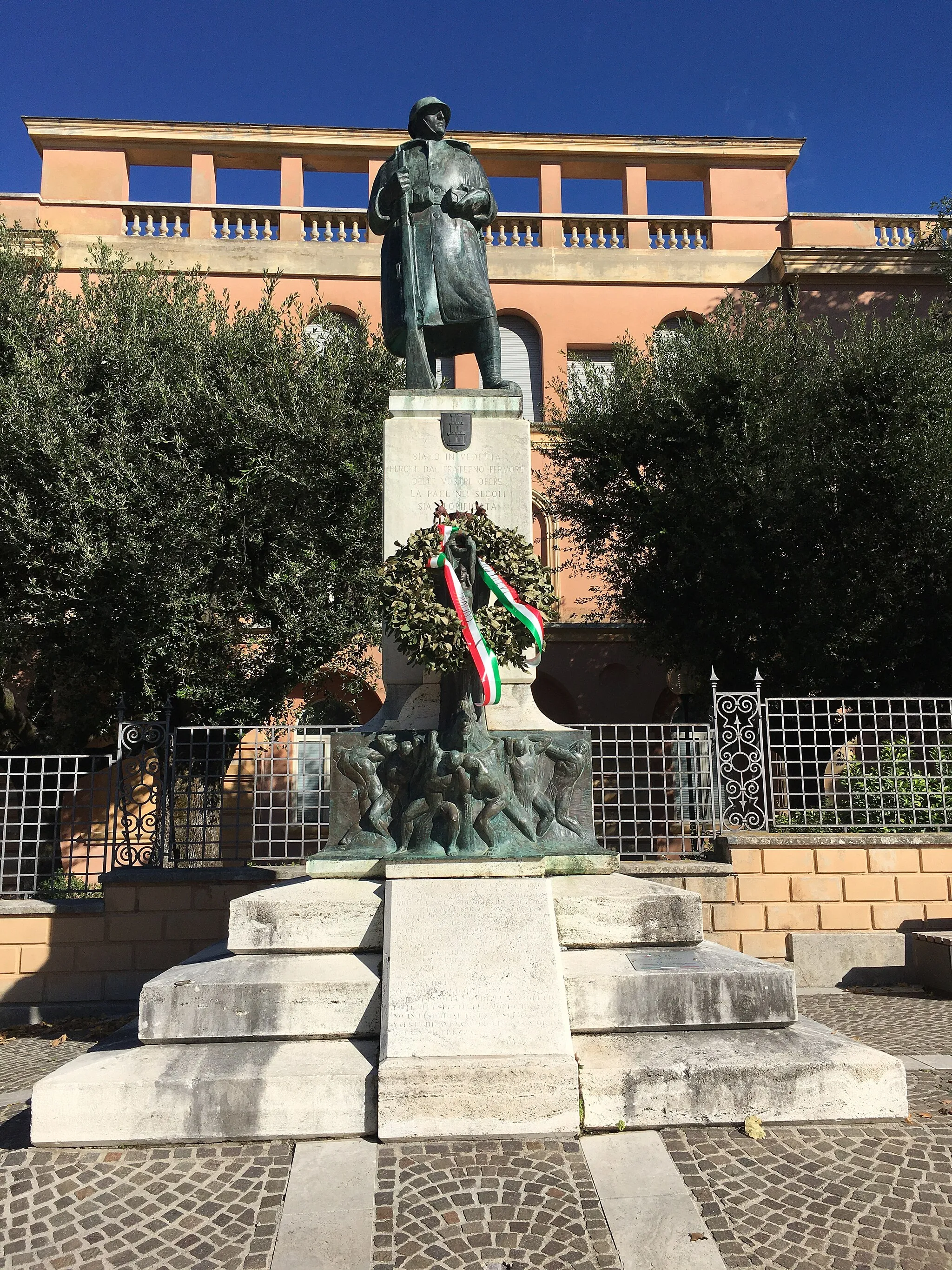 Photo showing: Monumento Caduti Monumento Caduti delle due guerre mondiali di Trevi in via Coste a Trevi