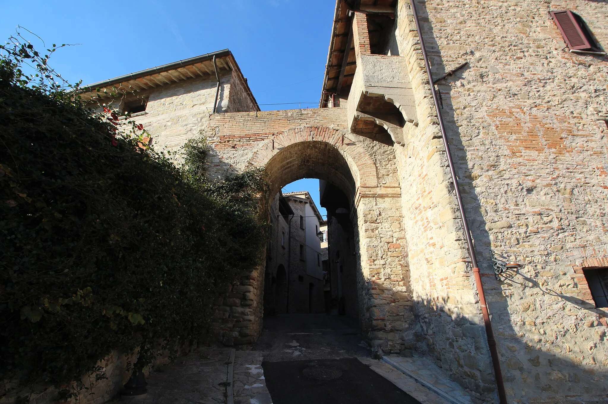 Photo showing: defensive walls of Valfabbrica, Province of Perugia, Umbria, Italy