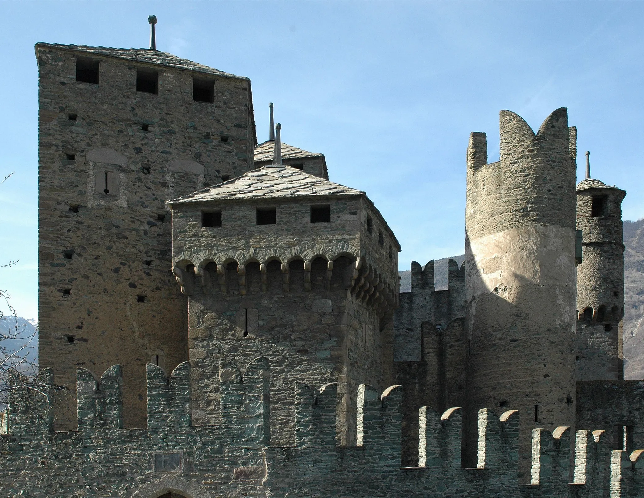 Photo showing: torri e merli ghibellini del castello medioevale di Fénis in Val d'Aosta (Italia).