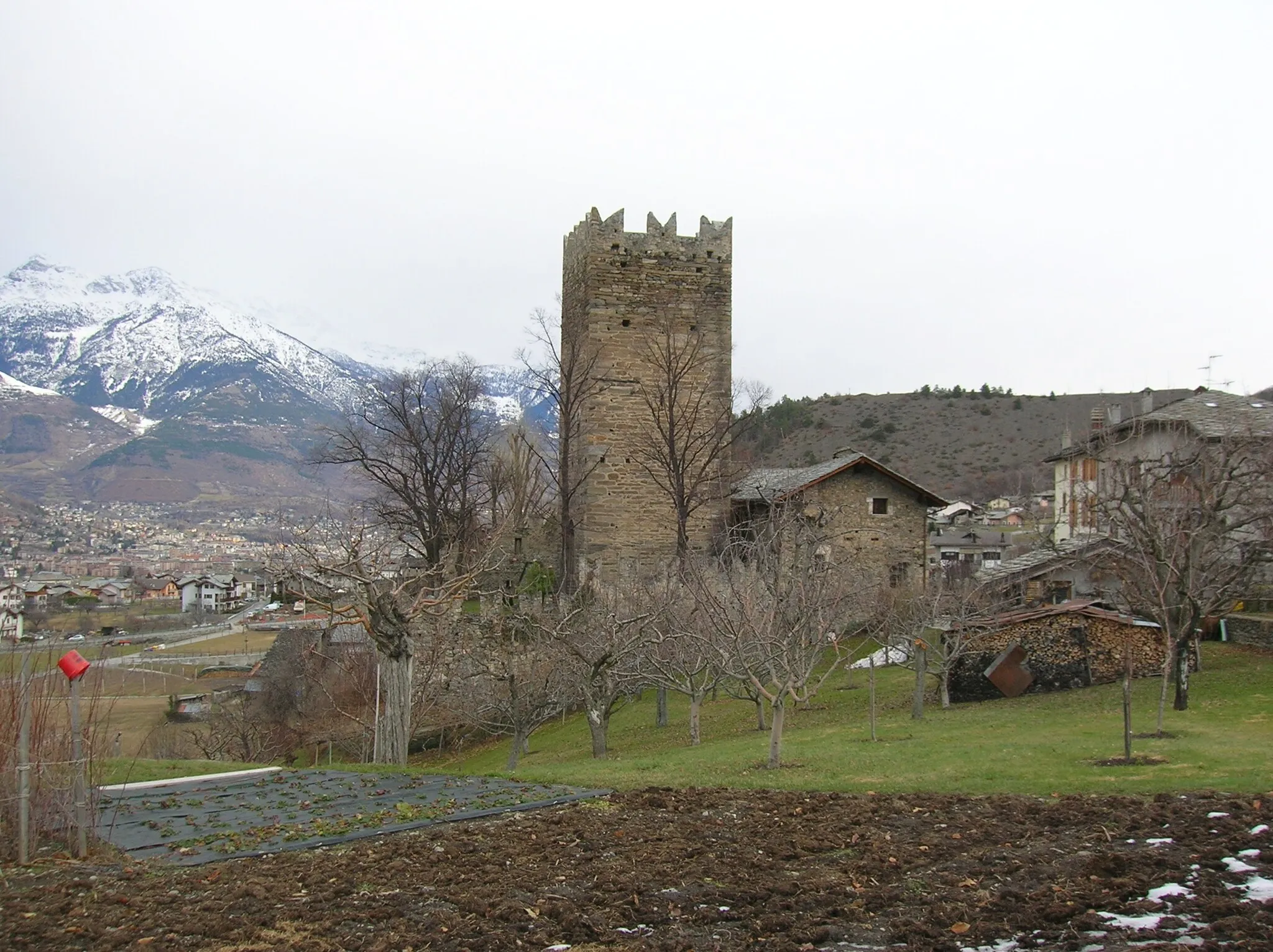 Photo showing: Lato ovest (lievemente nord-ovest) del Castello di Tour de Ville, Gressan, Valle d'Aosta Italia.