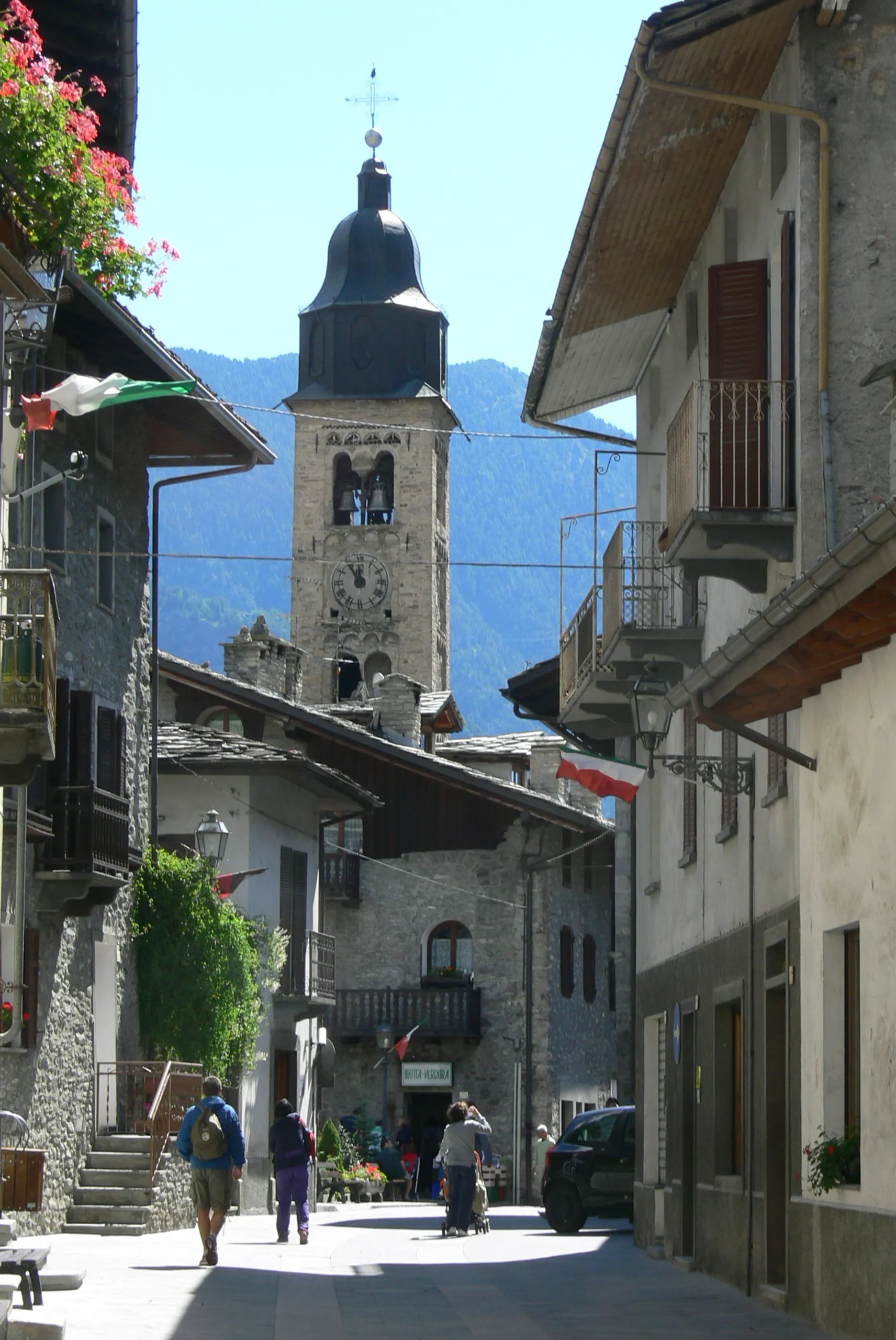 Photo showing: Morgex ( Aosta Valley ). Main street with church tower.