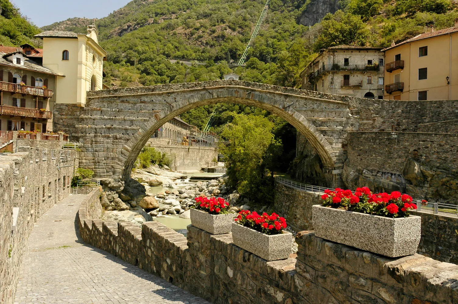 Photo showing: The Roman Pont-Saint-Martin Bridge in Pont-Saint-Martin, Aosta Valley, Italy.