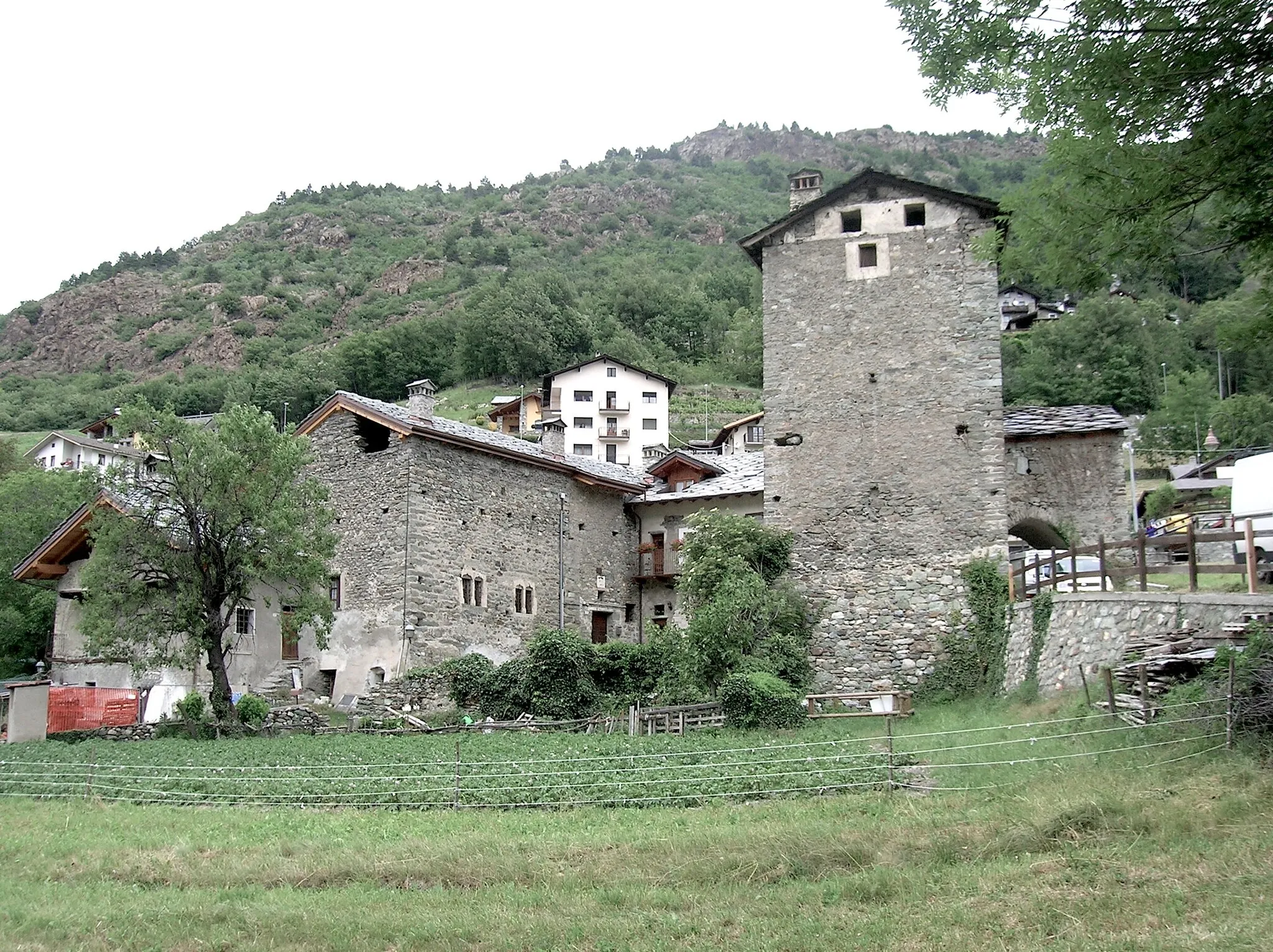 Photo showing: Lato sud della Casaforte di Povil, in località Povil, a Quart, Valle d'Aosta, Italia.